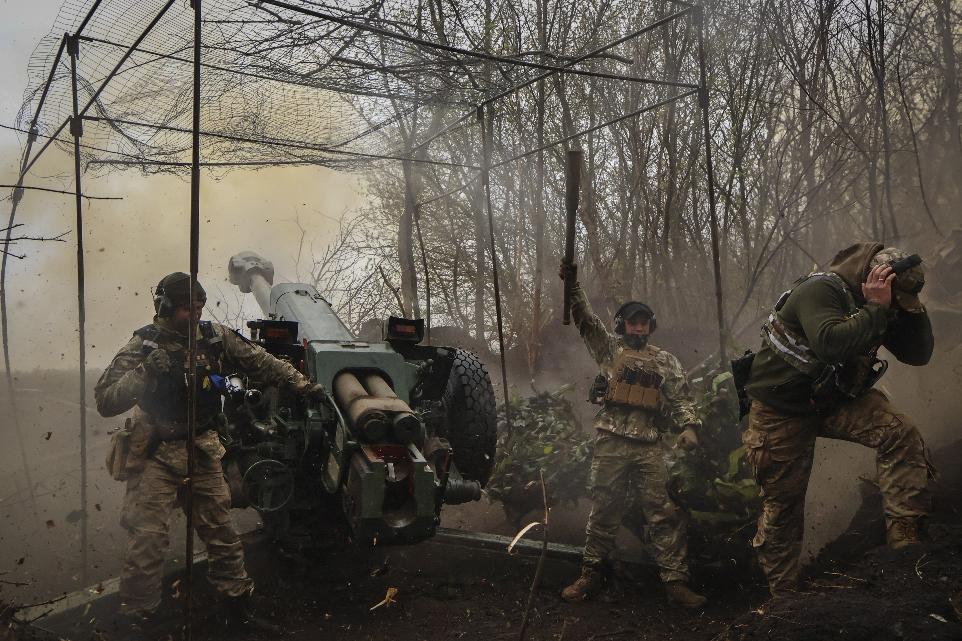 Soldados ucranianos batallando cerca de Bjmut, en  Ucrania, el 19 de abril de 2023.