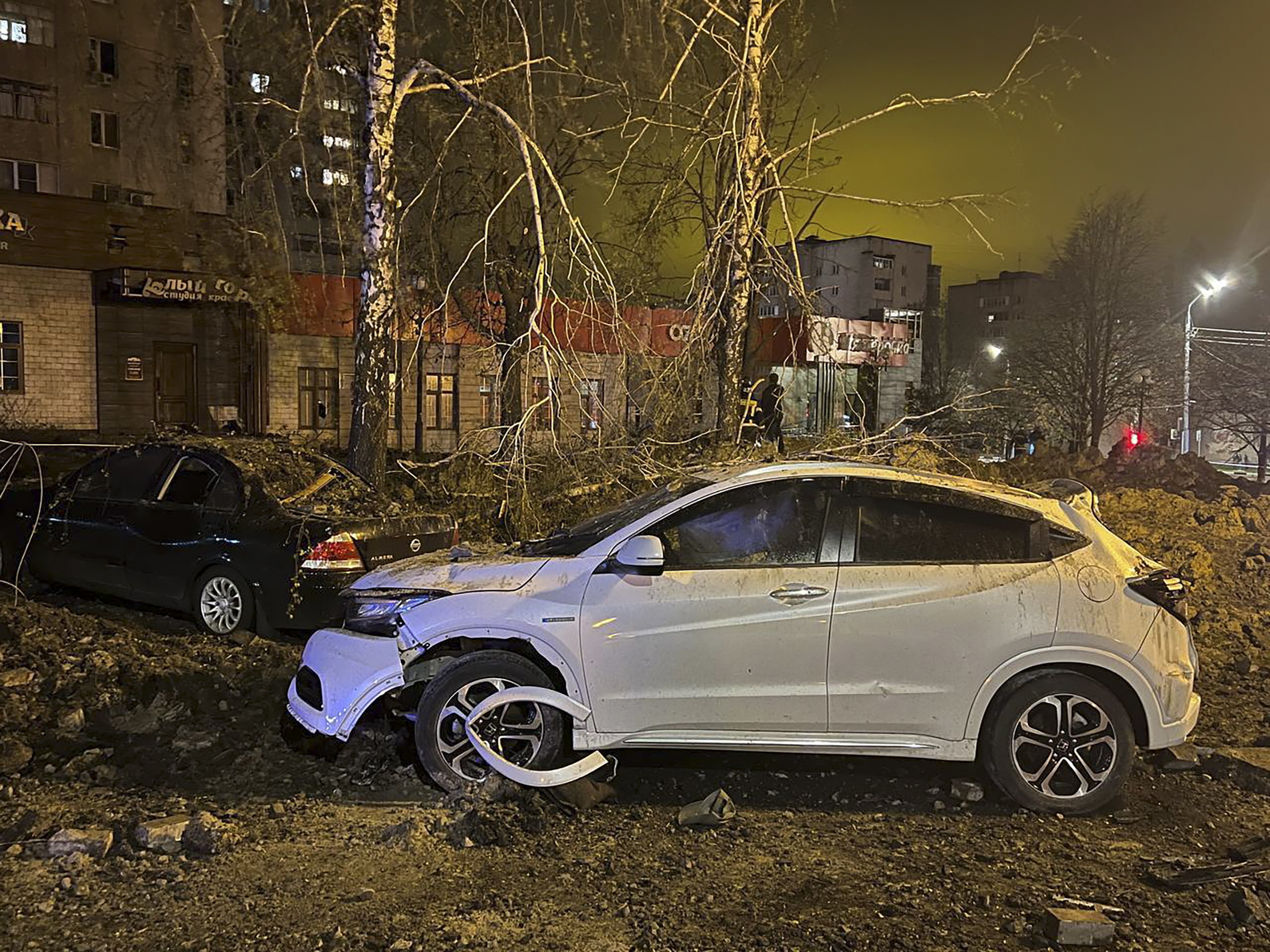 Coches destrozados tras una explosin en Belgorod.