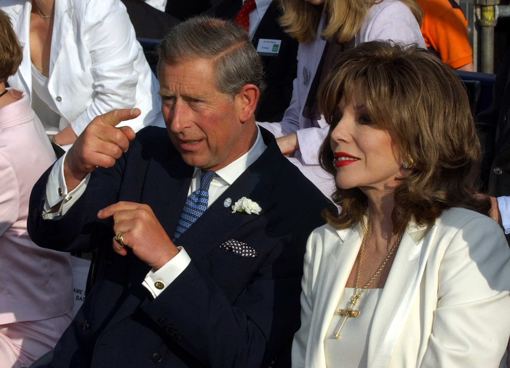 El entonces príncipe Carlos y Joan Collins, en 2002.