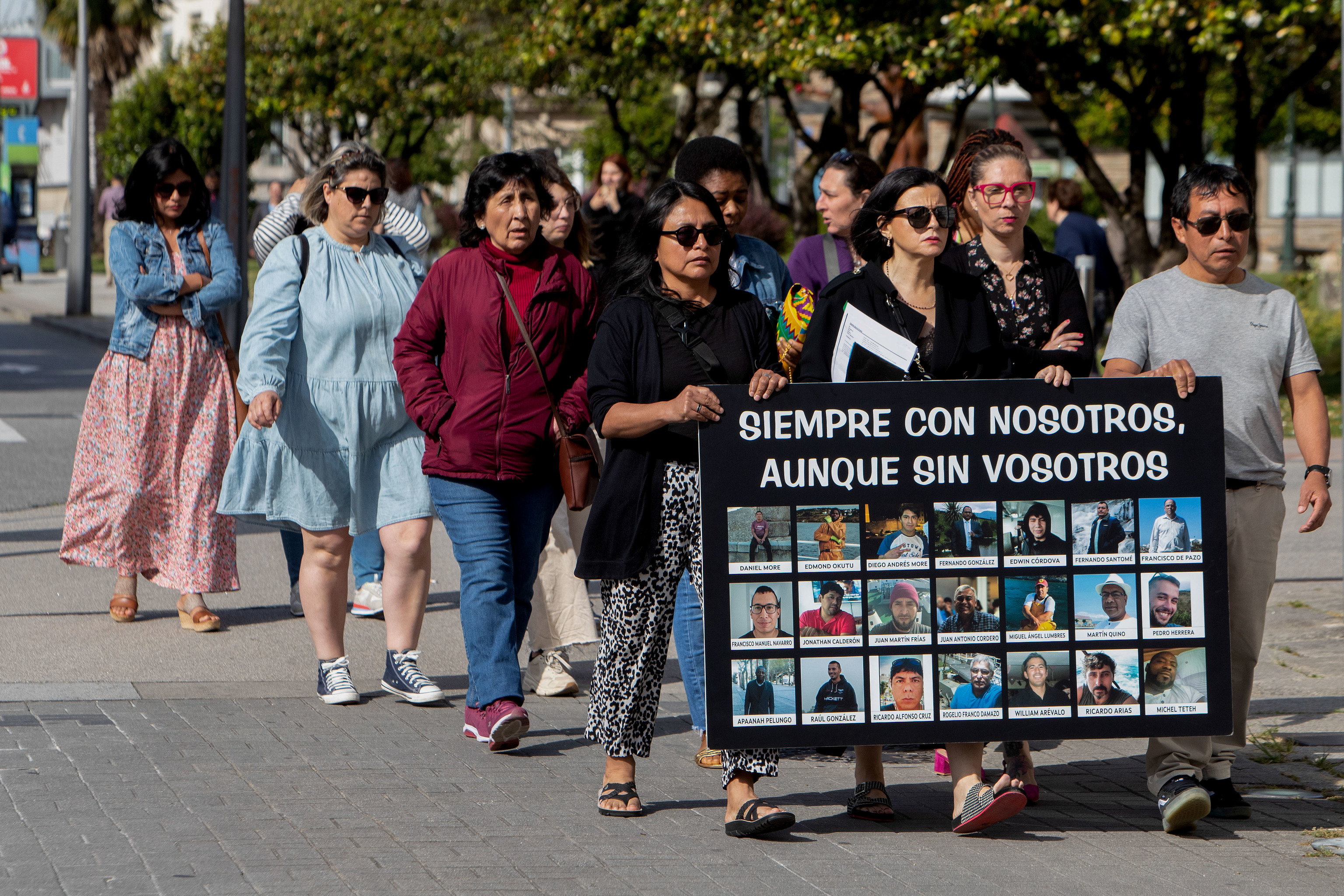 Familiares de los fallecidos en el naufragio se manifiestan ante la subdelegacin del Gobierno en Pontevedra.