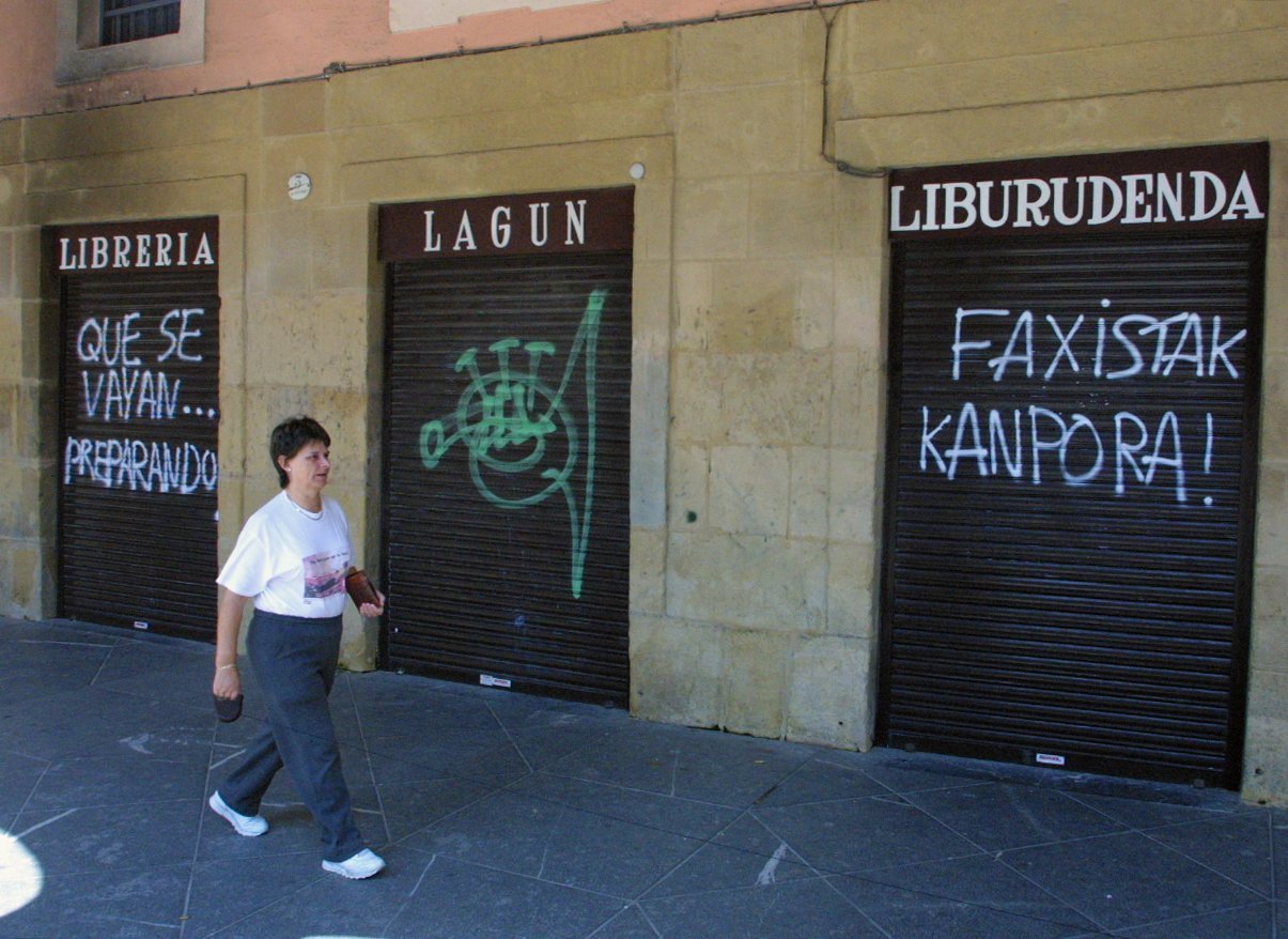 Pintadas amenazantes en el cierre de la librería Lagun, en San Sebastian, en 2001