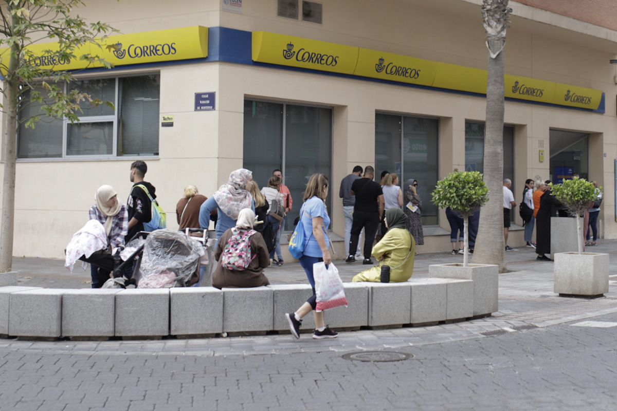 Una de las colas formadas das atrs en Melilla de personas que se acercaban a Correos para solicitar el voto por correo.