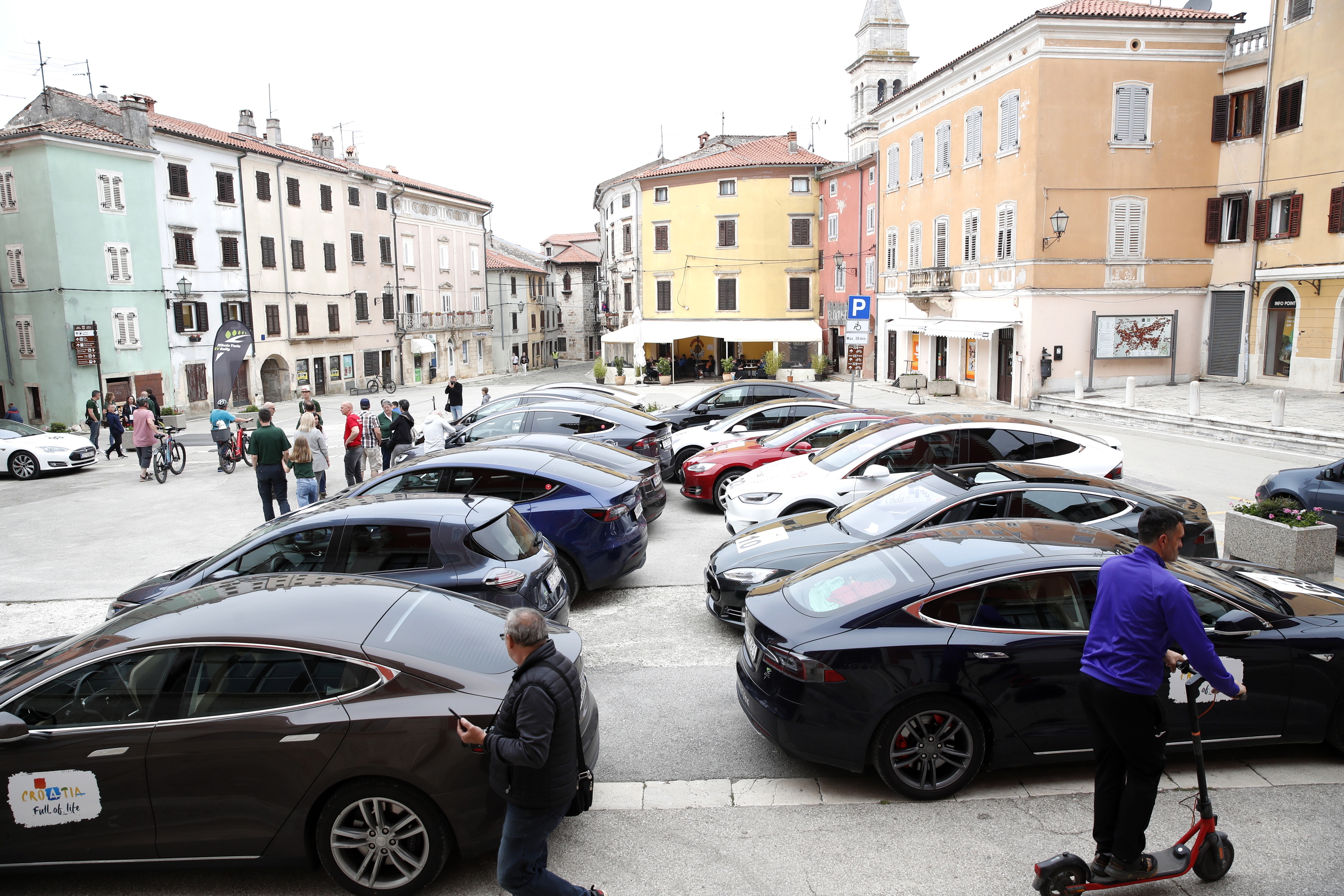 Varios coches eléctricos en Rovinj, en Croacia, este fin de semana.