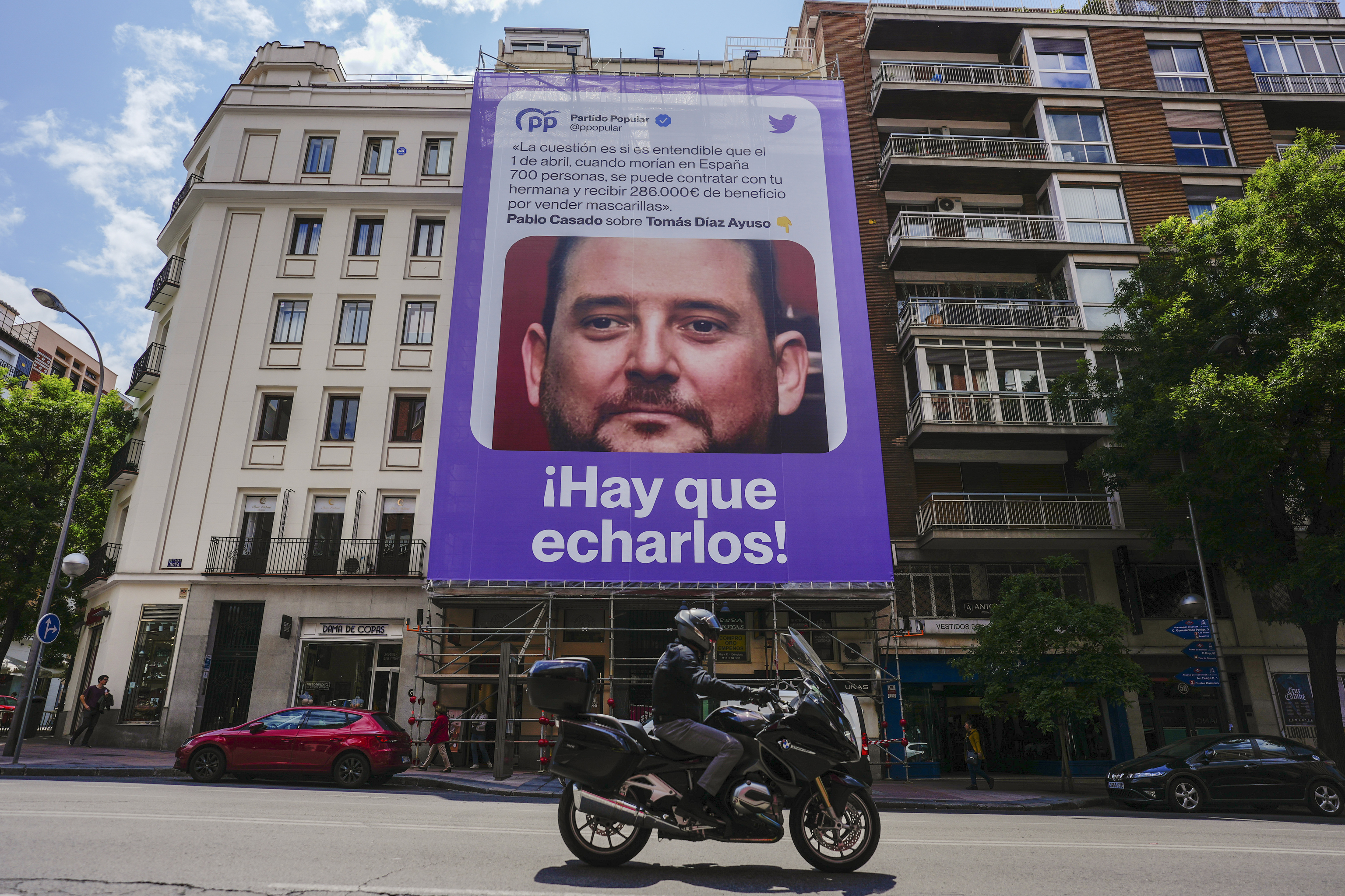 El cartel de Podemos con la imagen del hermano de Ayuso.