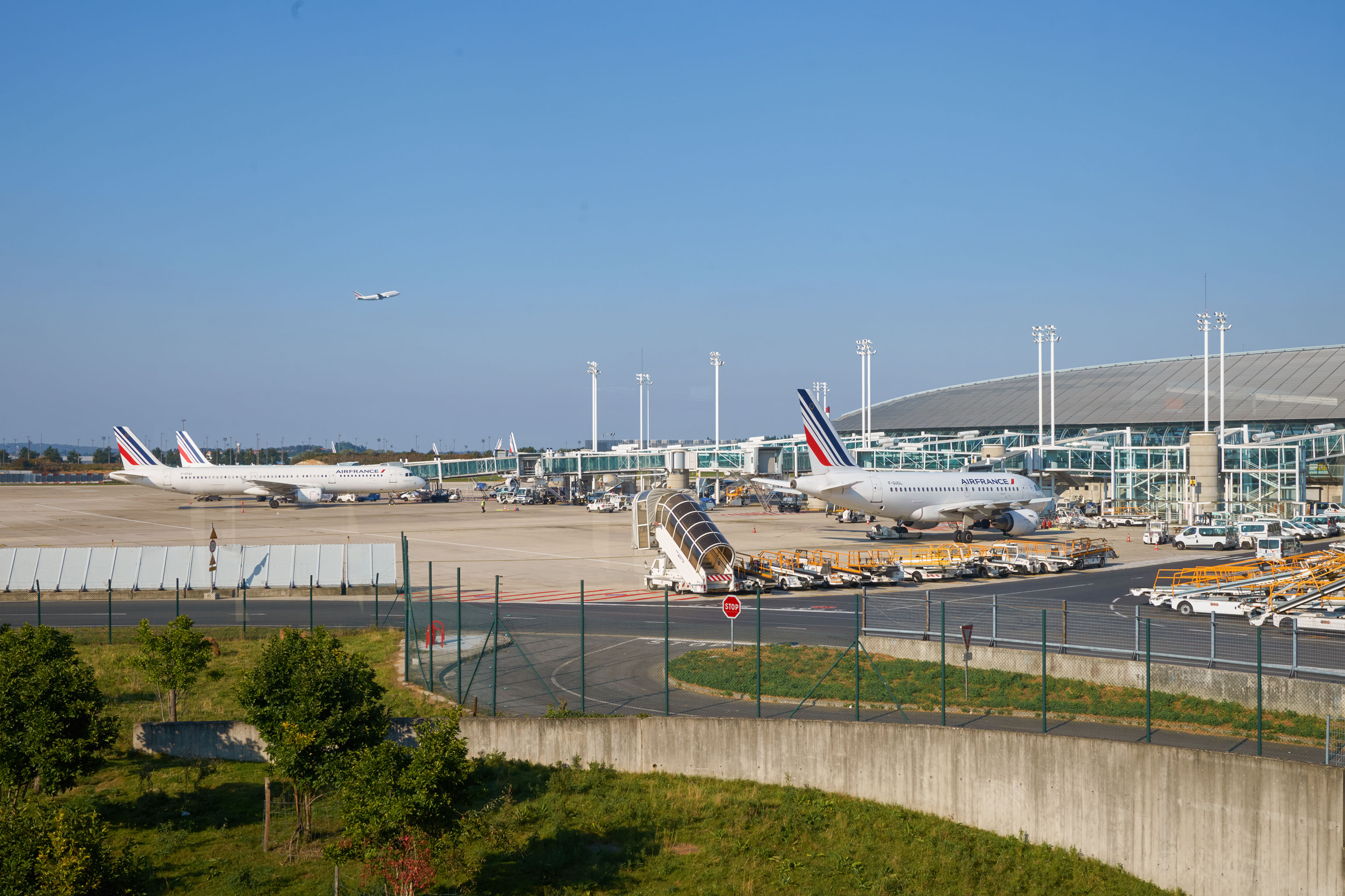 Francia prohíbe desde hoy los vuelos cortos dentro del país con alternativa en tren