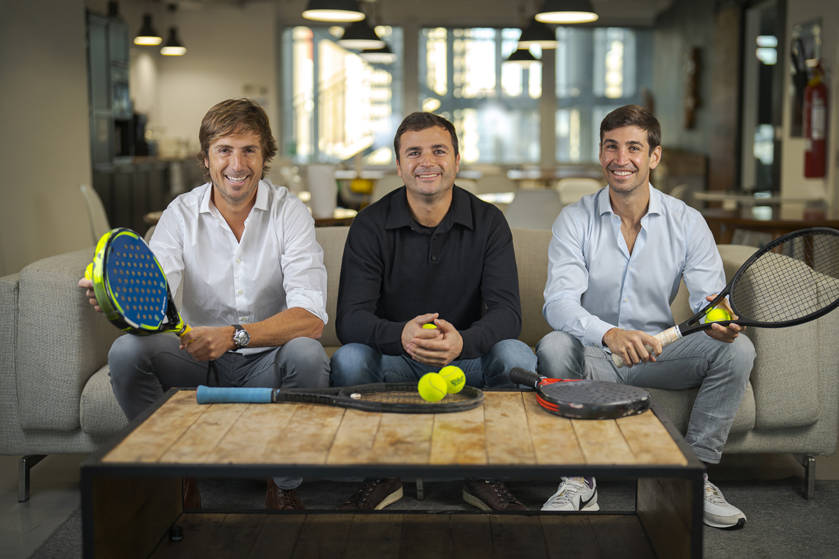 De izquierda a derecha, Pablo Carro, Félix Ruiz y Pedro Clavería, los fundadores de Playtomic.