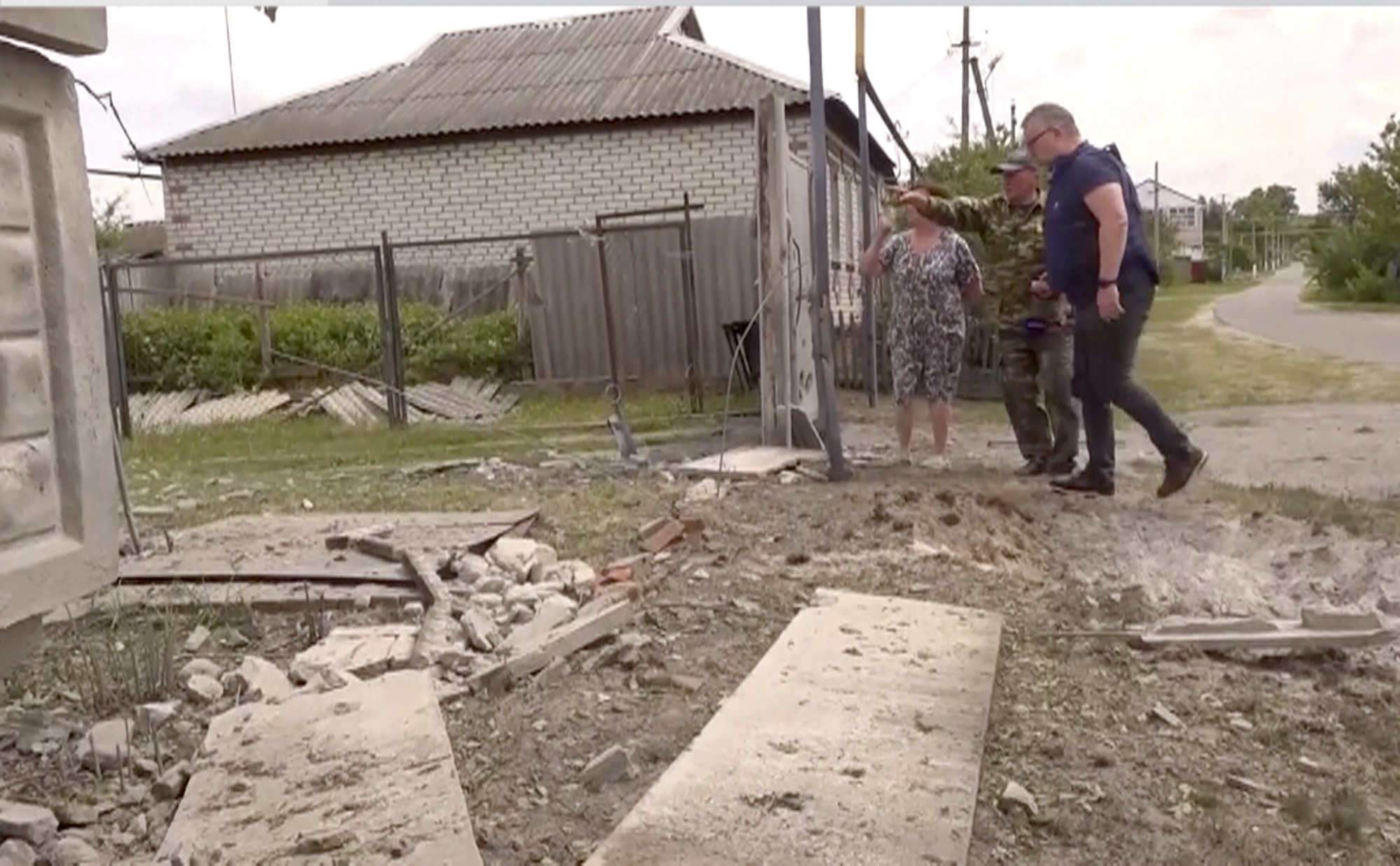 Tropas rusas inspeccionan el lugar del sabotaje en Belgorod.