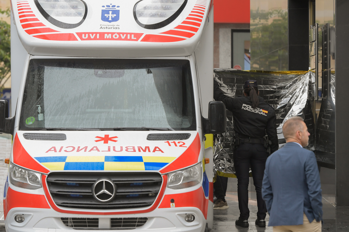 Policía y UVI móvil en la escena del suceso de Oviedo, el pasado viernes.