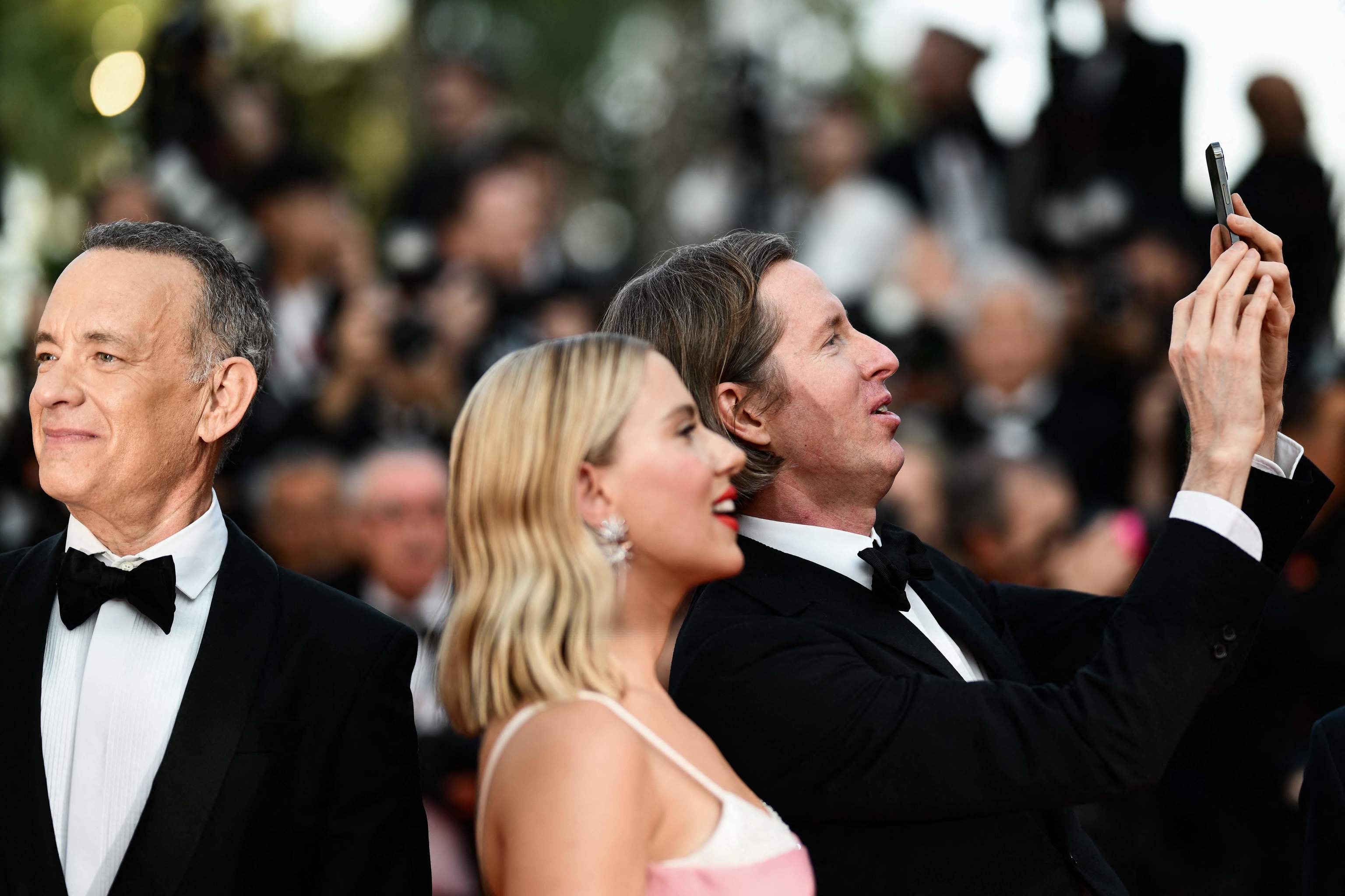 Wes Anderson se hace un selfi con Scarlett Johansson, con Tom Hanks de fondo
