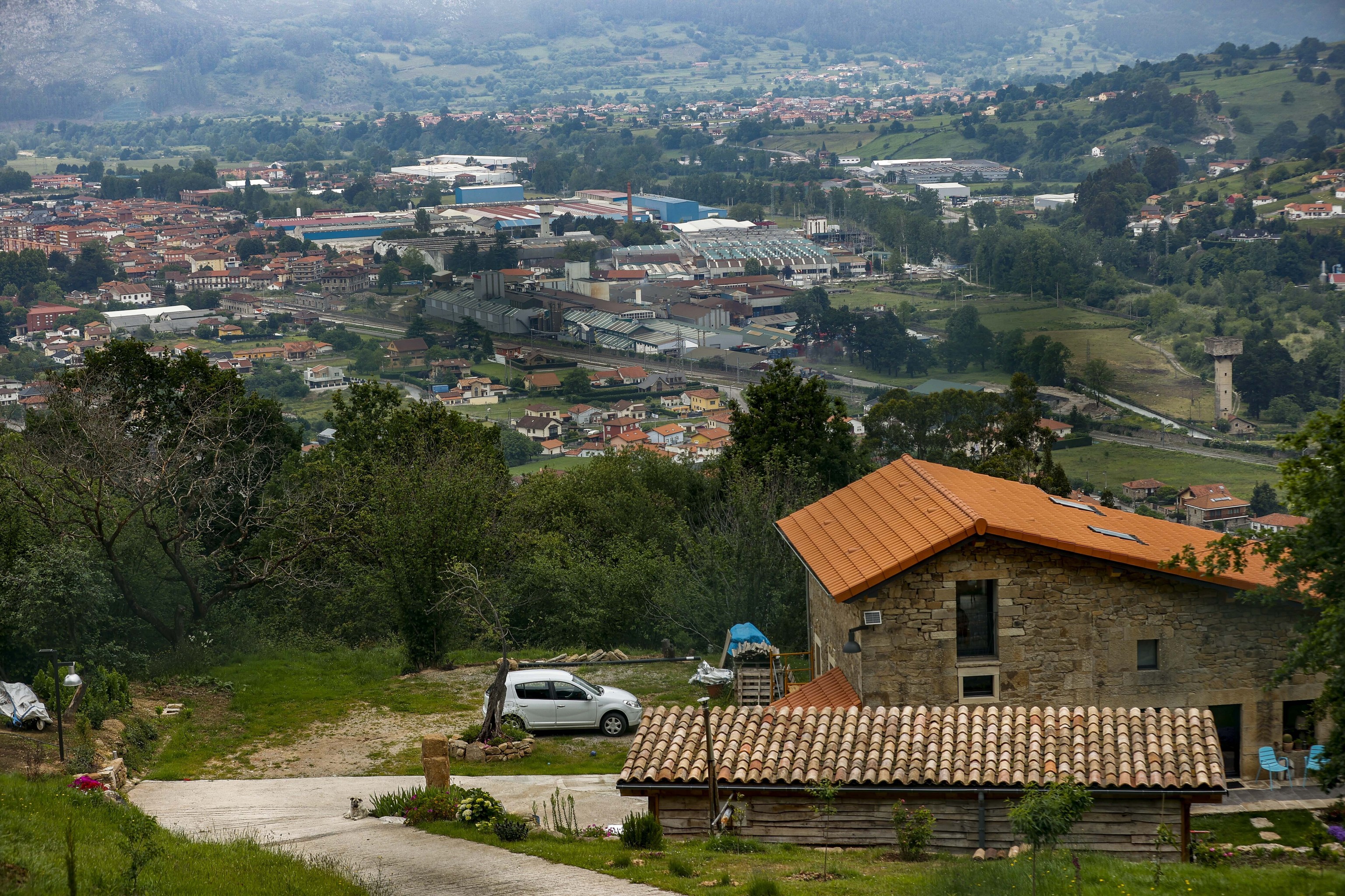 Vista general de Los Corrales de Buelna, pulmón industrial de Cantabria en pleno valle del Besaya.