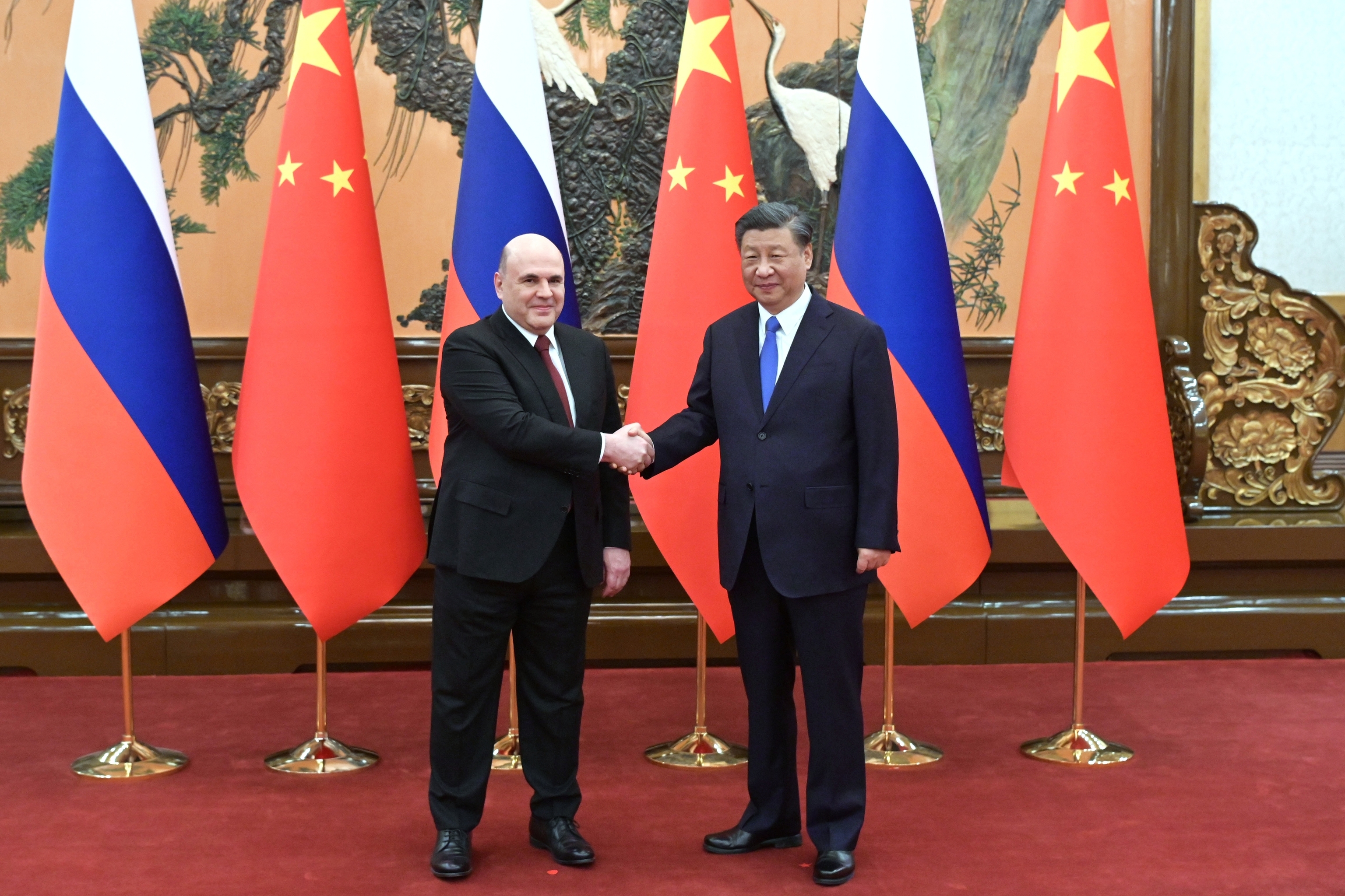 El primer ministro ruso Mikhail Mishustin y el presidente chino Xi Jinping (dcha.) en Pekín.