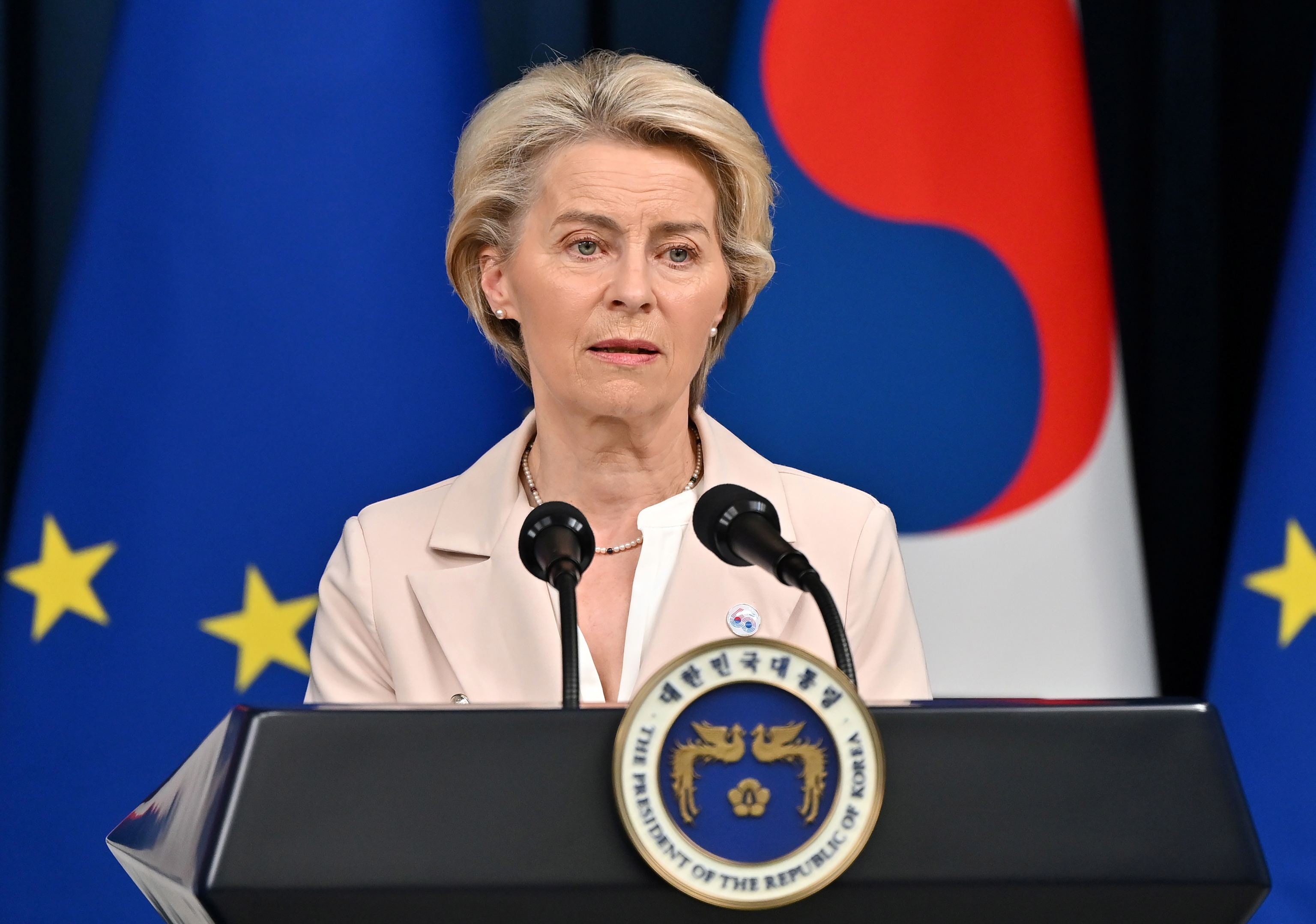 La presidenta de la Comisión Europea, Ursula von der Leyen, durante su visita a Seúl