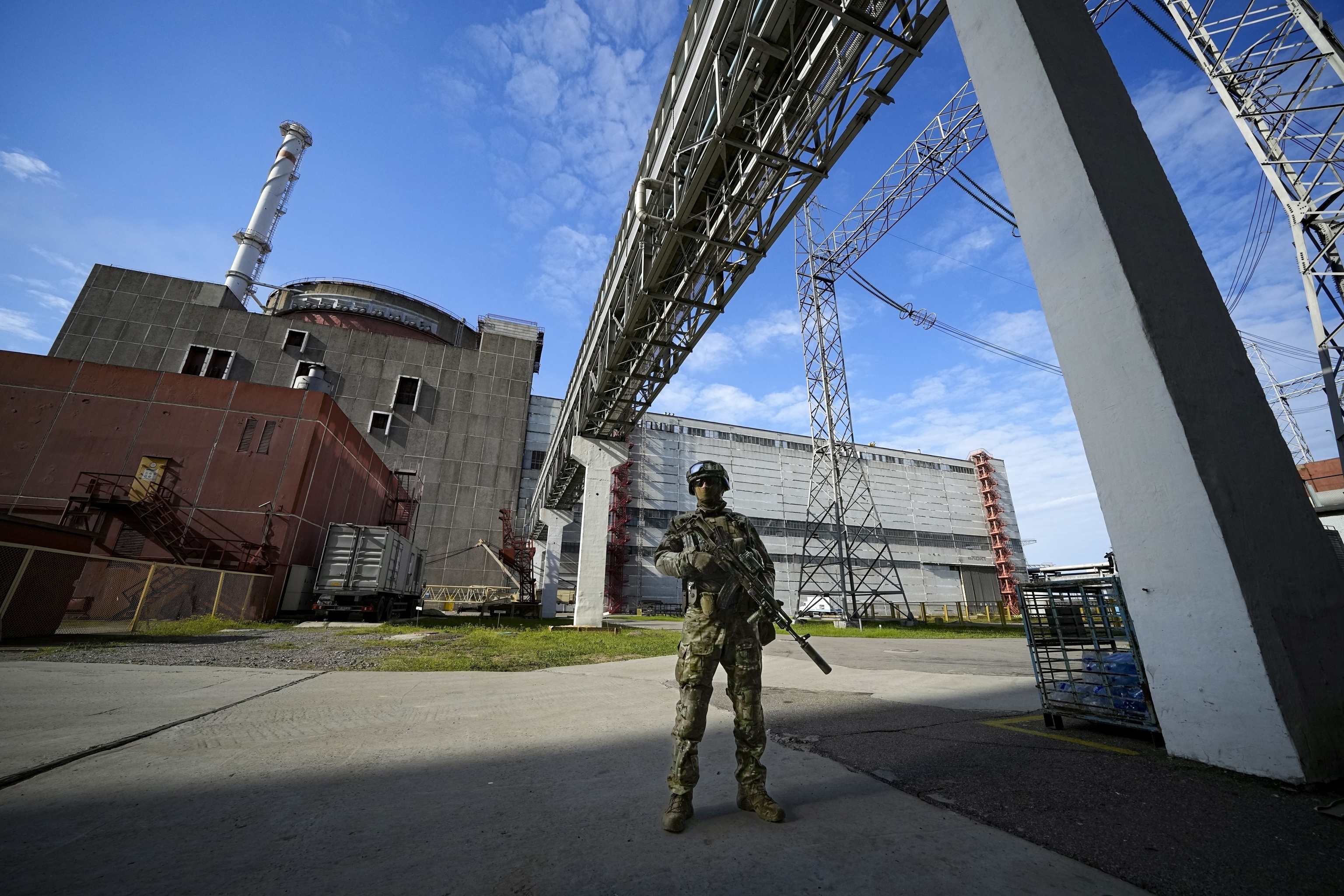 Un militar ruso vigila una zona de la central nuclear de Zaporiyia.
