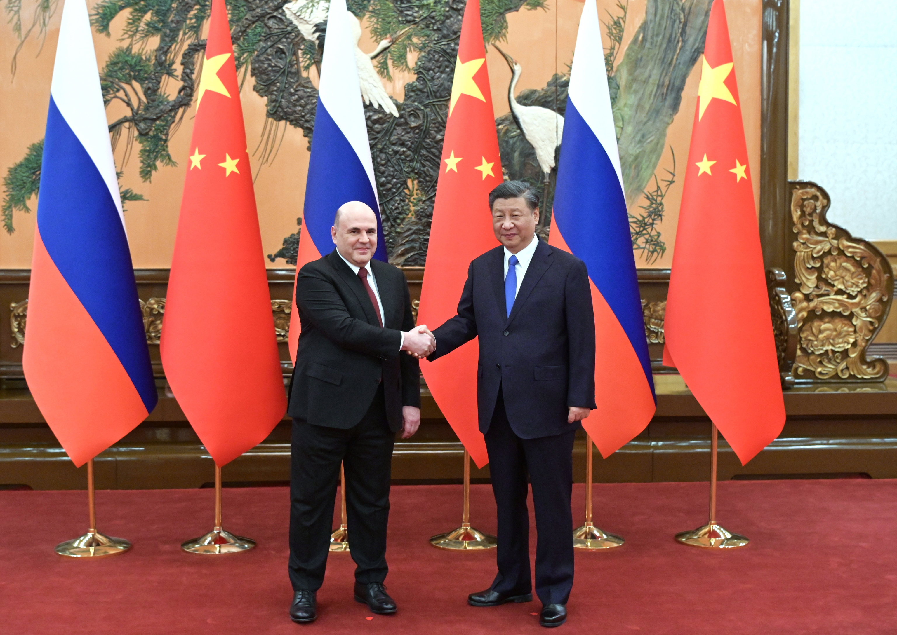 El 'premier' ruso, Mikhail Mishustin, y el presidete chino, Xi Jinping.