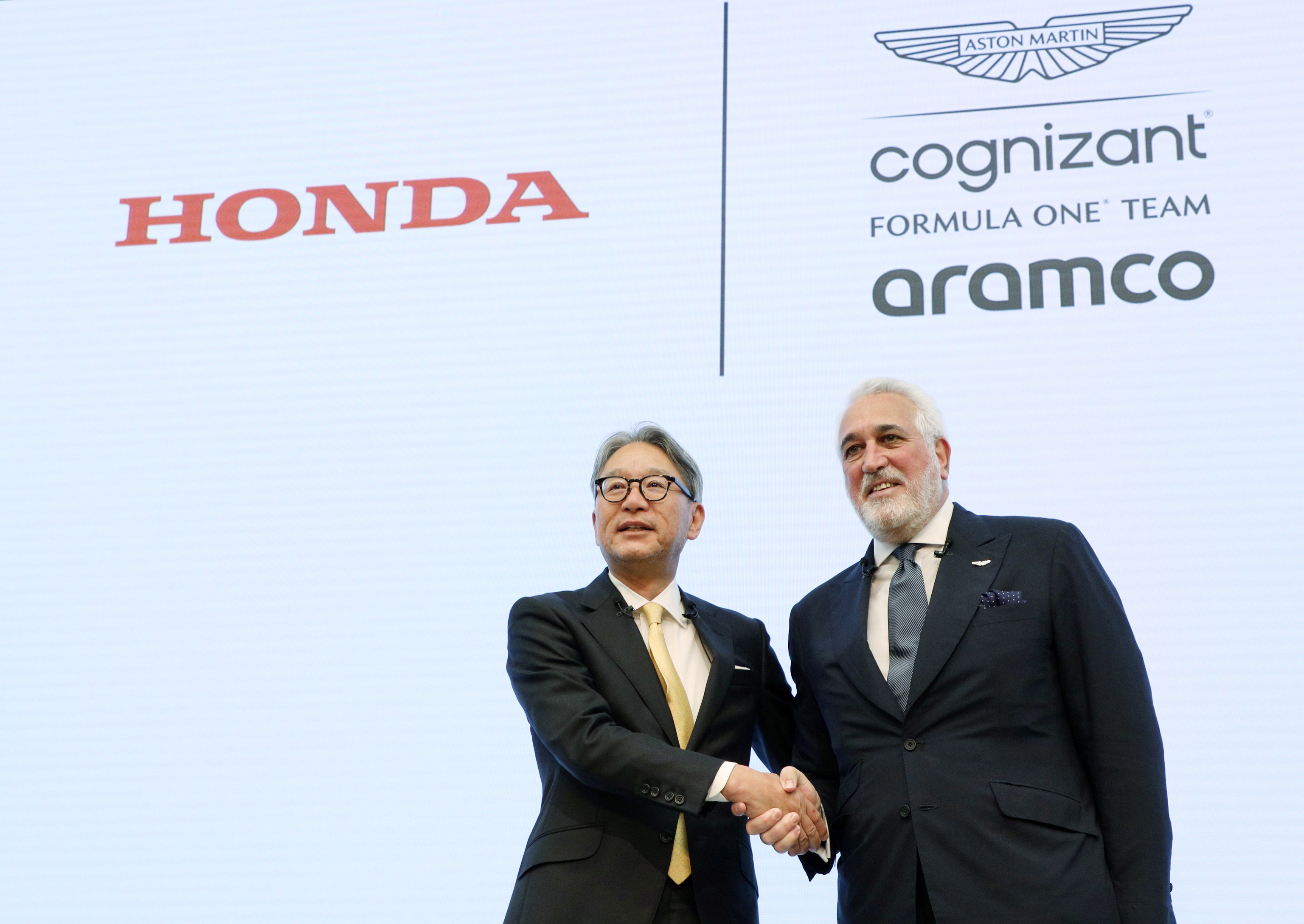 El presidente de Honda, Toshihiro Mibe (izq) junto al propietario de Aston Martin, Lawrence Stroll, durante la rueda de prensa de este miércoles.