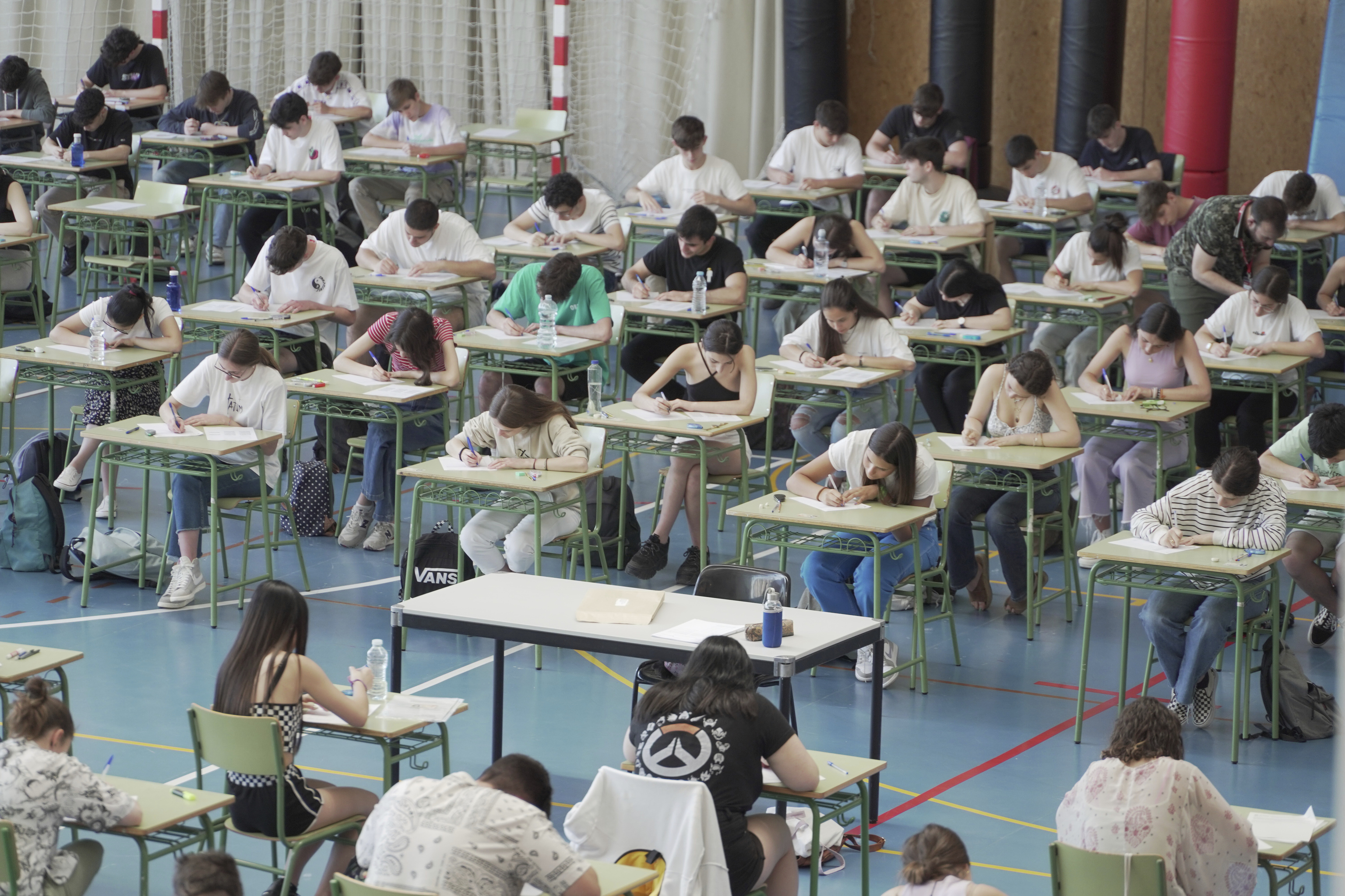 Estudiantes de La Rioja realizan un examen de la EBAU.