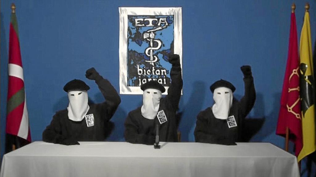 Tres miembros de ETA, durante la lectura del comunicado, en octubre de 2012, en la que anunciaron el cese de su actividad.