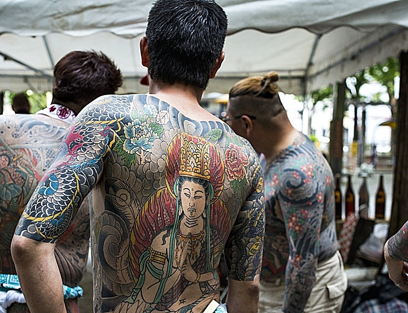 Miembros de la yakuza muestran orgullosos sus tatuajes, en Tokio.