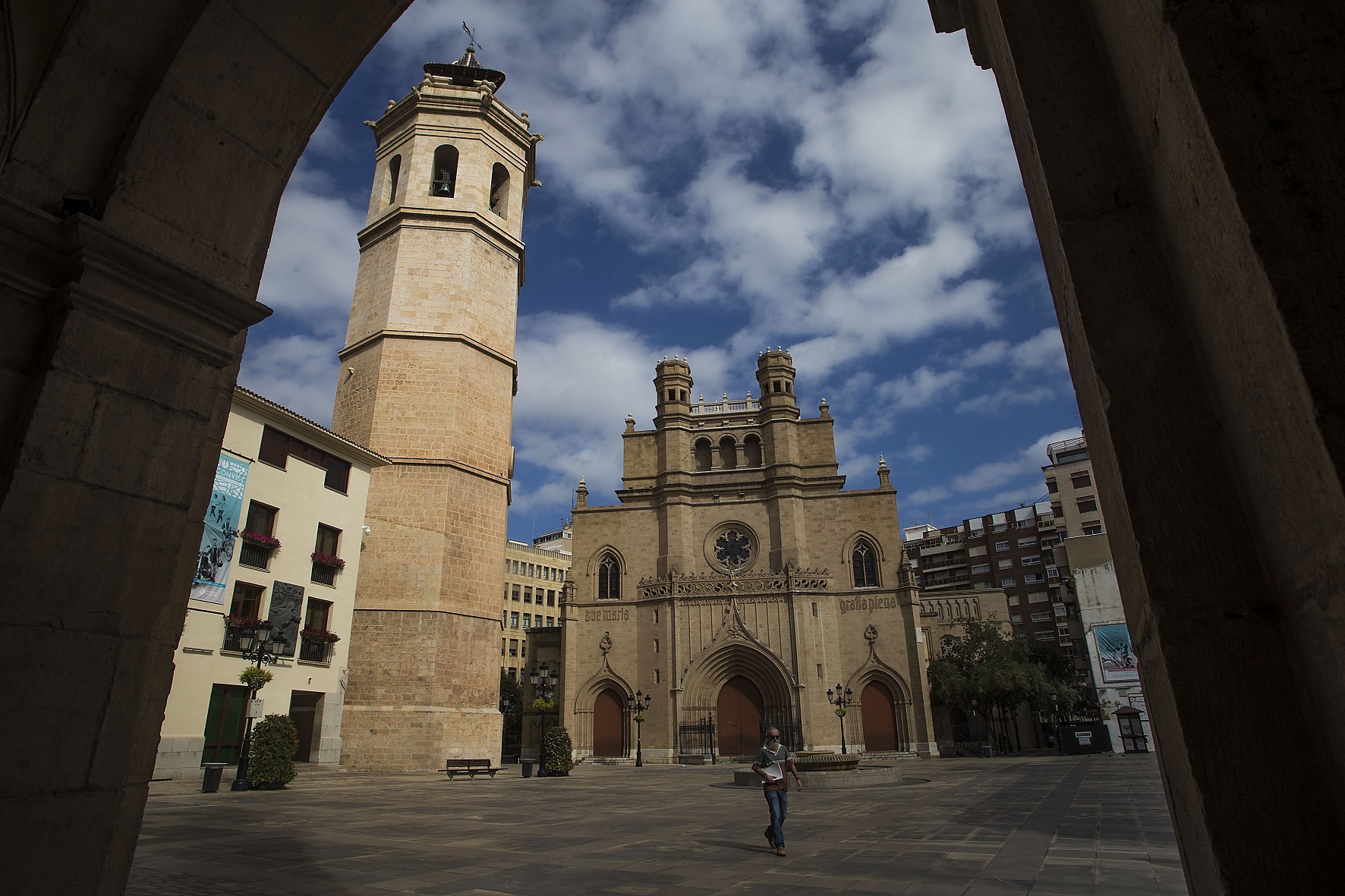 La torre-cmpanario El Fadrí y la concatedral de Santa María.
