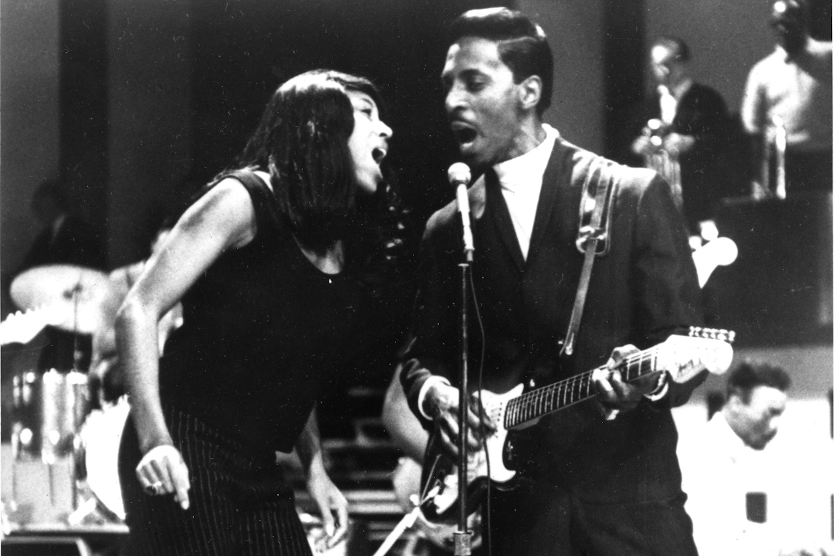 Tina con Ike Turner en el escenario, 1966.