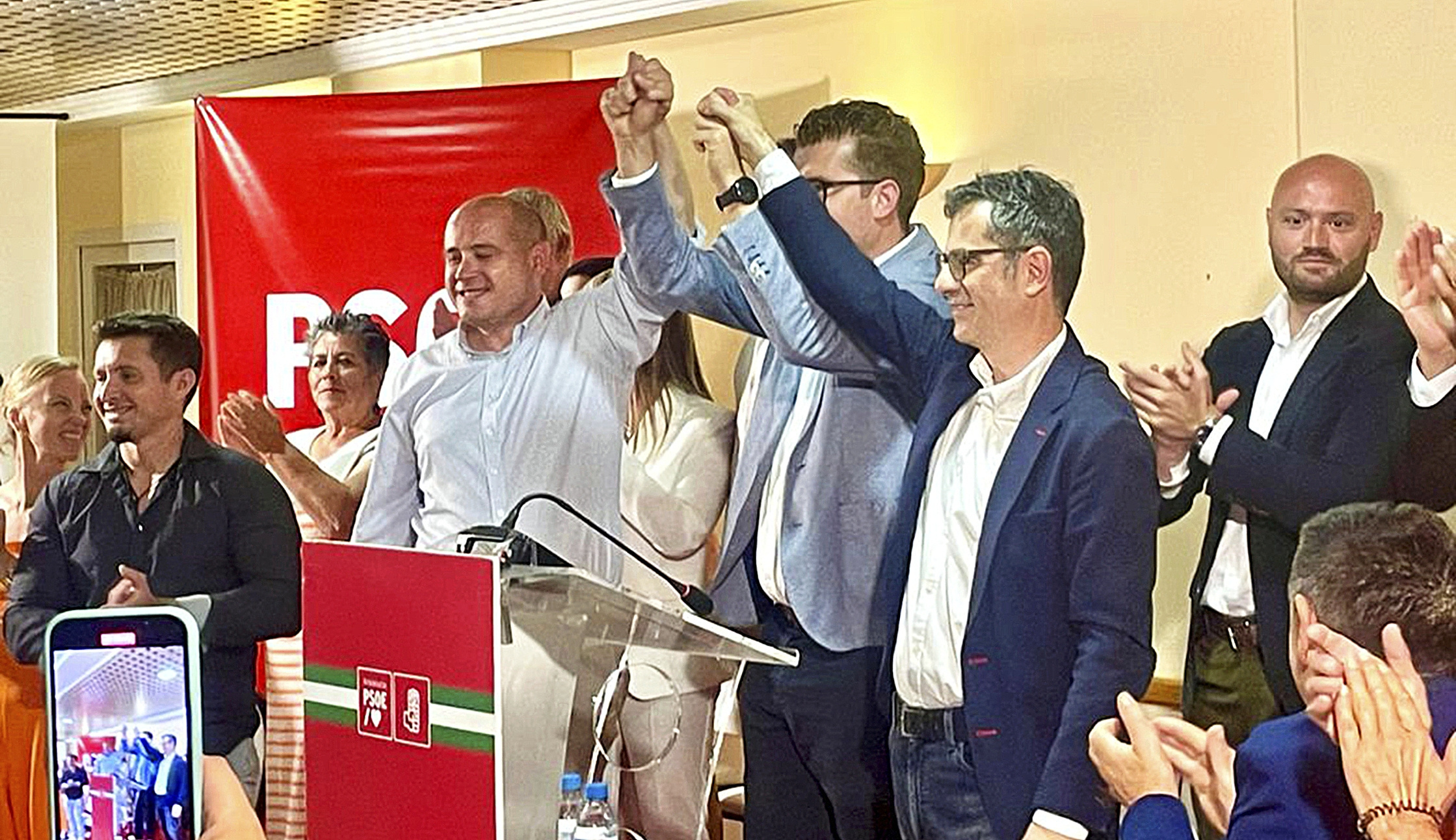 Cristóbal Vizcaíno, detrás del ministro Bolaños, en el acto del PSOE en Mojácar el 19 de mayo.