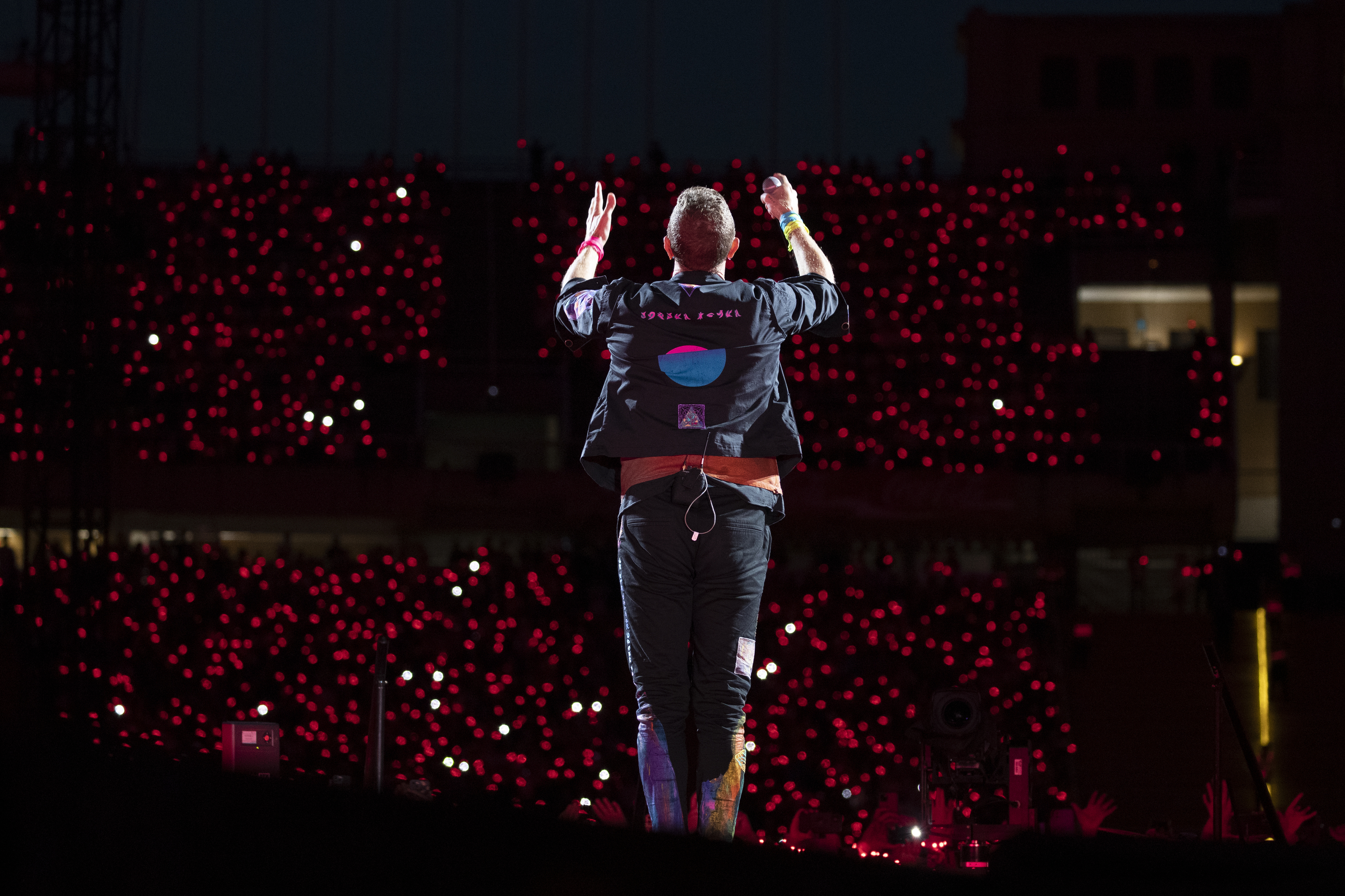 El cantante de Coldplay, Chris Martin, durante el concierto que han ofrecido este miércoles en el Estadio Olímpico de Barcelona, incluido en su gira internacional "Music of the Spheres World Tour".