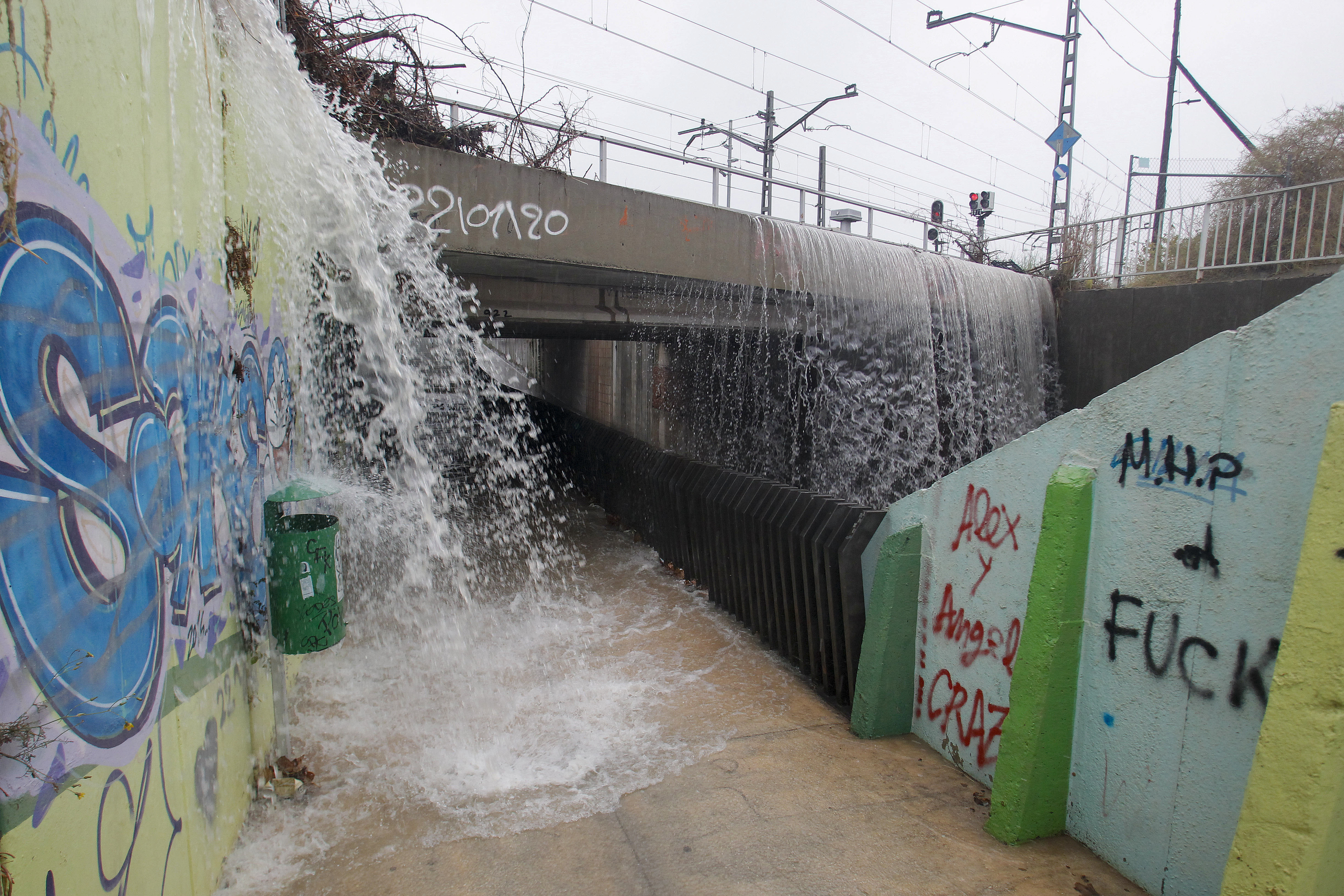 Agua que cae en el paso inferior a la entrada de San Vicente desde la carretera de La Alcoraya en Valencia.