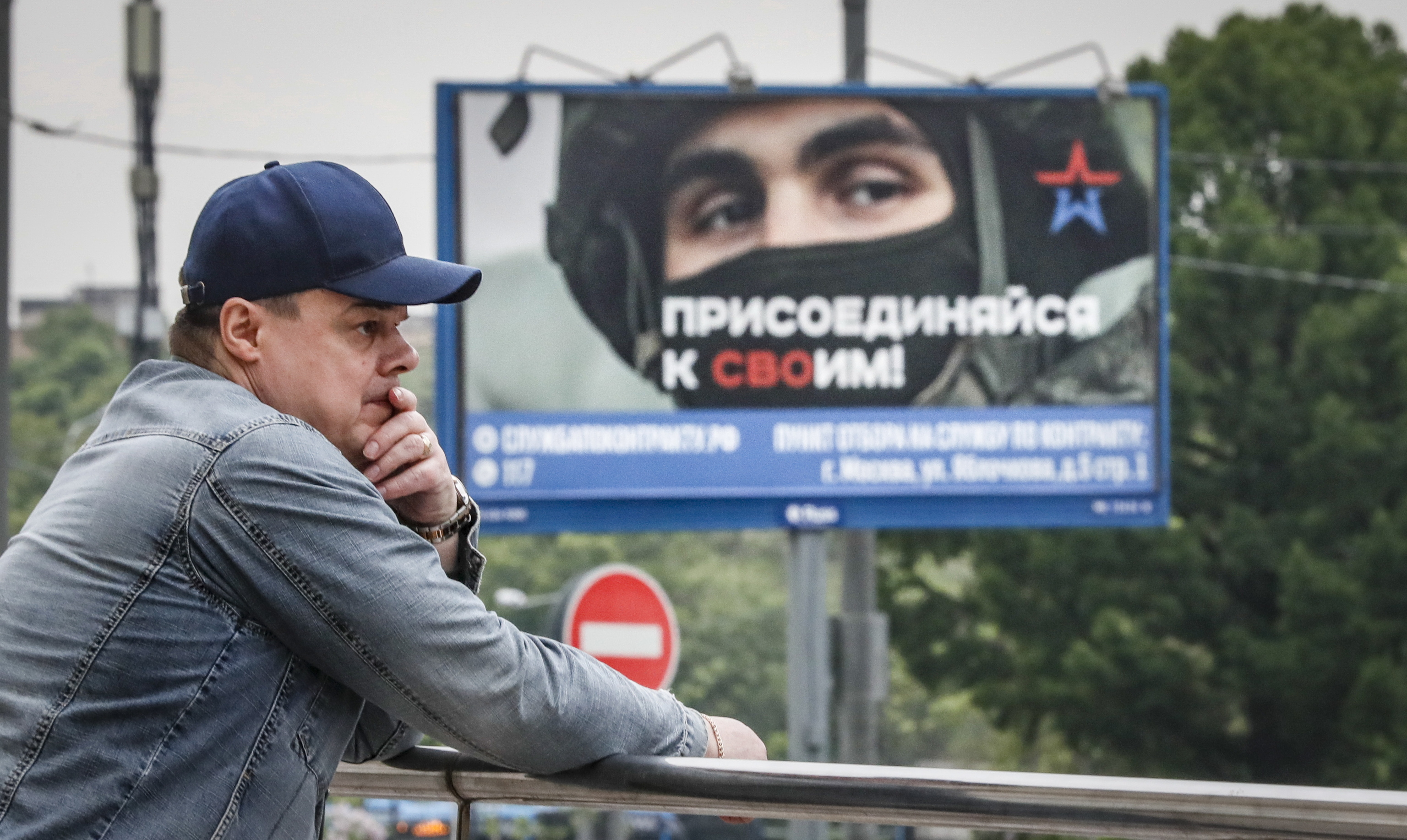 Cartel en Moscú que anuncia el reclutamiento militar.