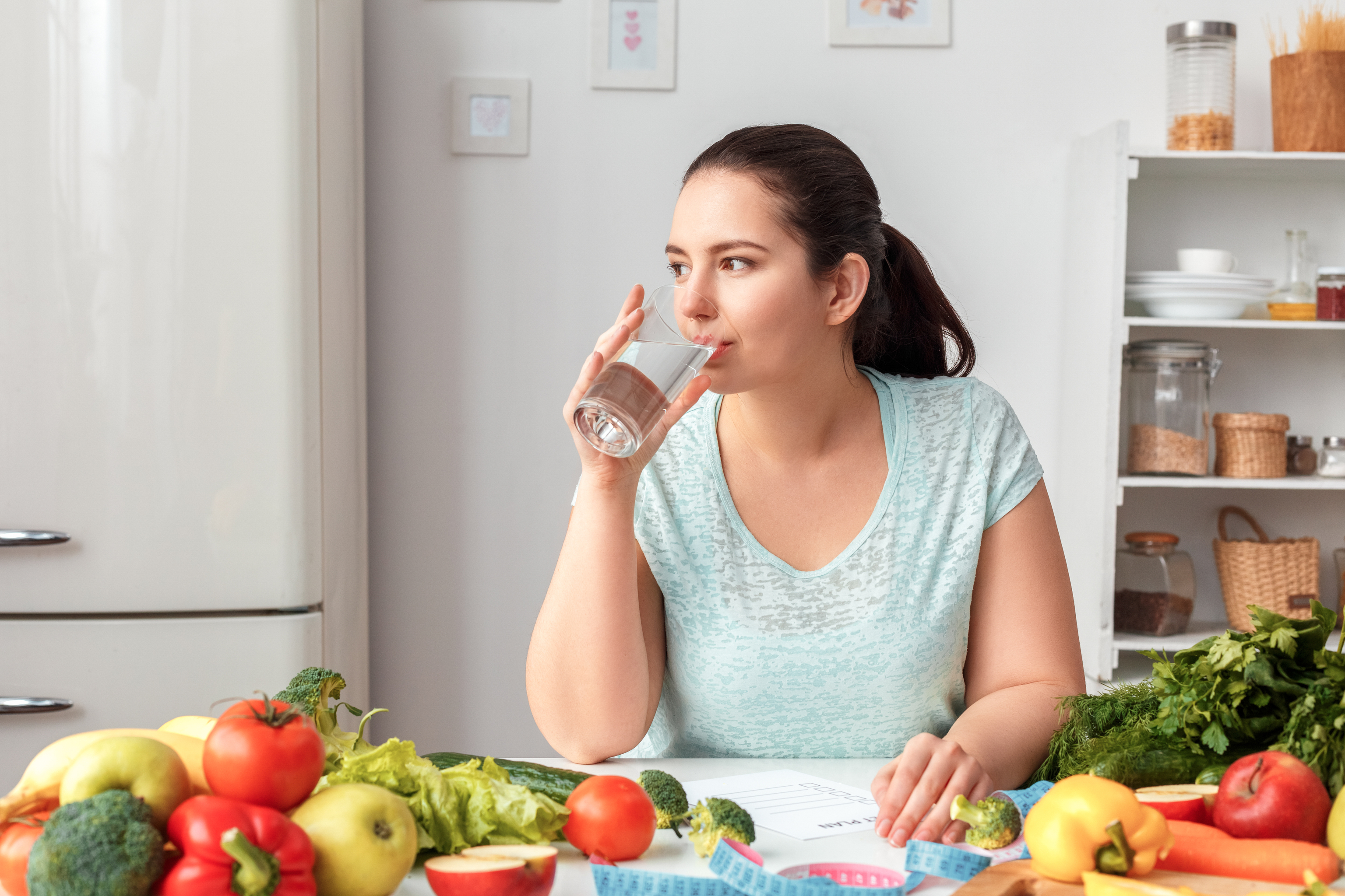 Por qué beber agua durante las comidas no solo no engorda sino que puede ayudar a adelgazar