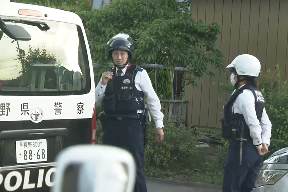 Un hombre enmascarado con un rifle y un cuchillo se atrinchera tras matar a tres persona y herir a otra  en Japón