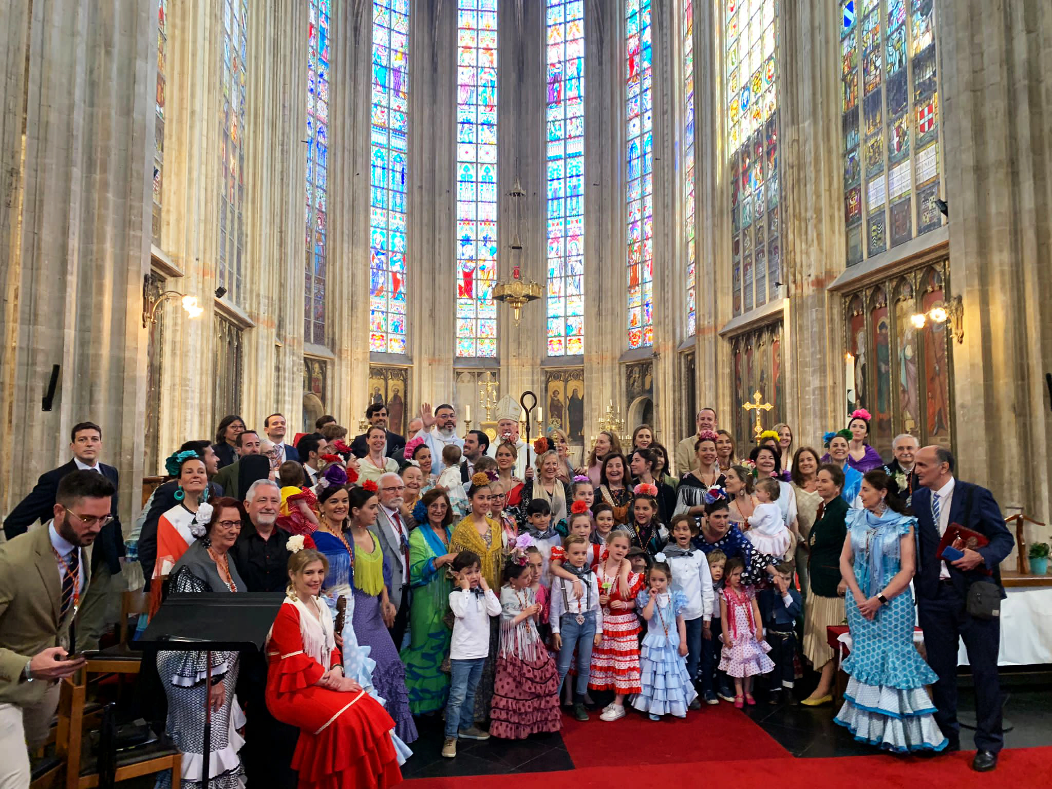 Los miembros de la Hermandad del Roco de Bruselas en la Iglesia Ntre-Dame du Sablon (Bruselas).