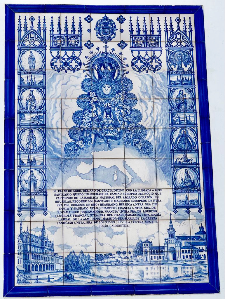 Azulejo de la Hermandad de Bruselas, que se encuentra en la propia ermita de la Virgen del Roco.