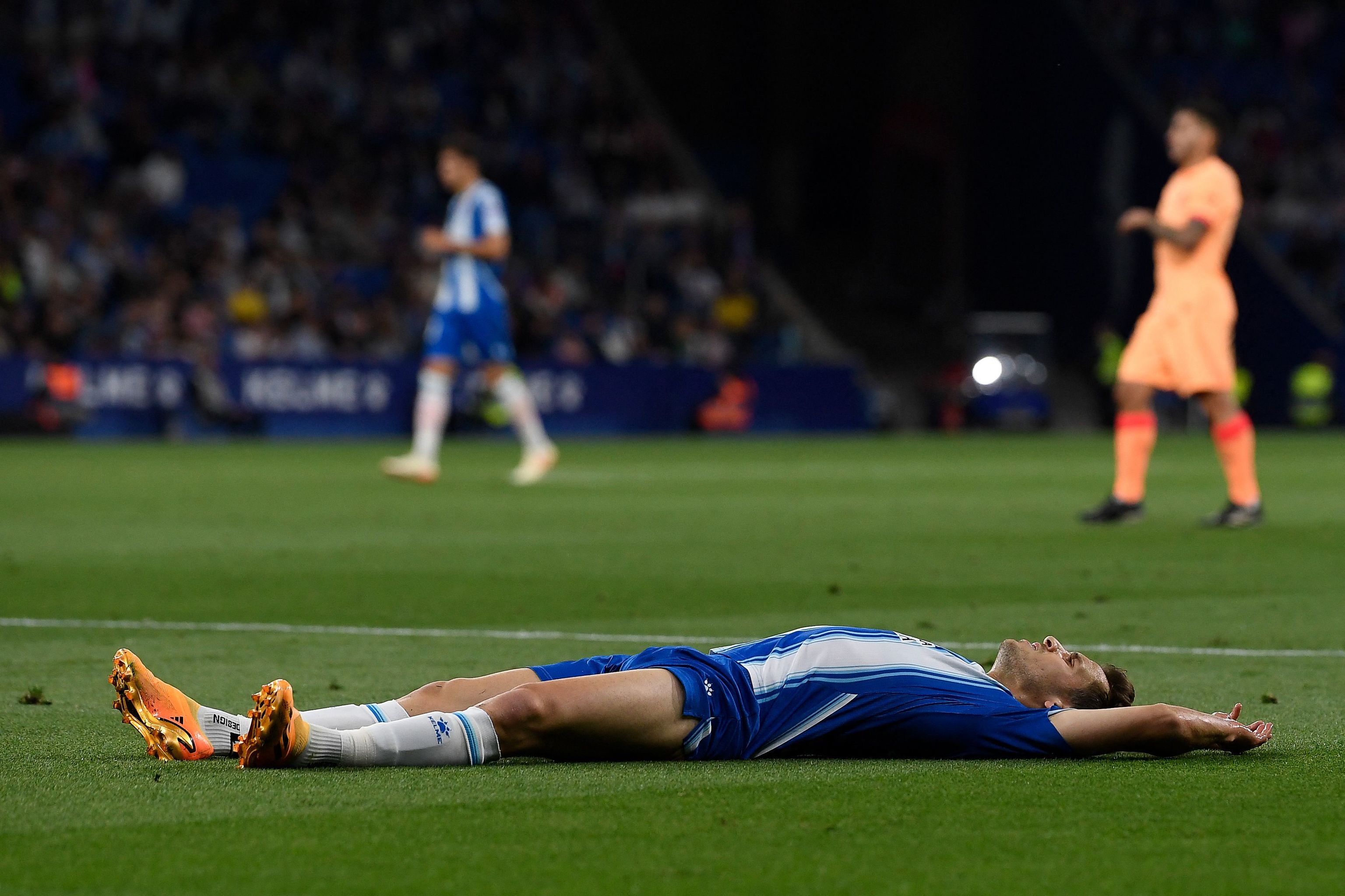 Brian Olivan desolado tras un gol del Atético de Madrid.