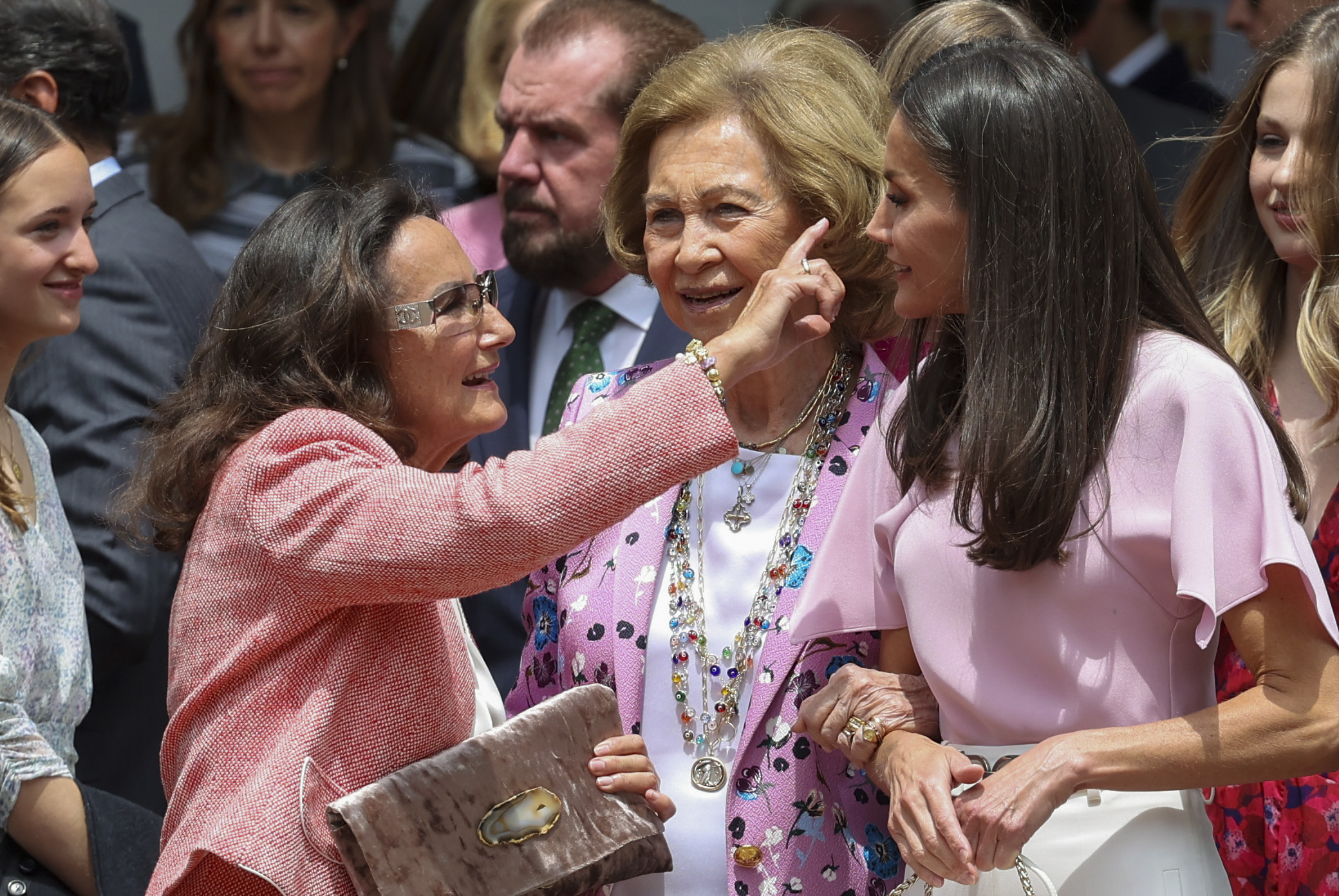 La reina Letizia con su madre, Paloma   Rocasolano (i) y la reina Sofa (c)