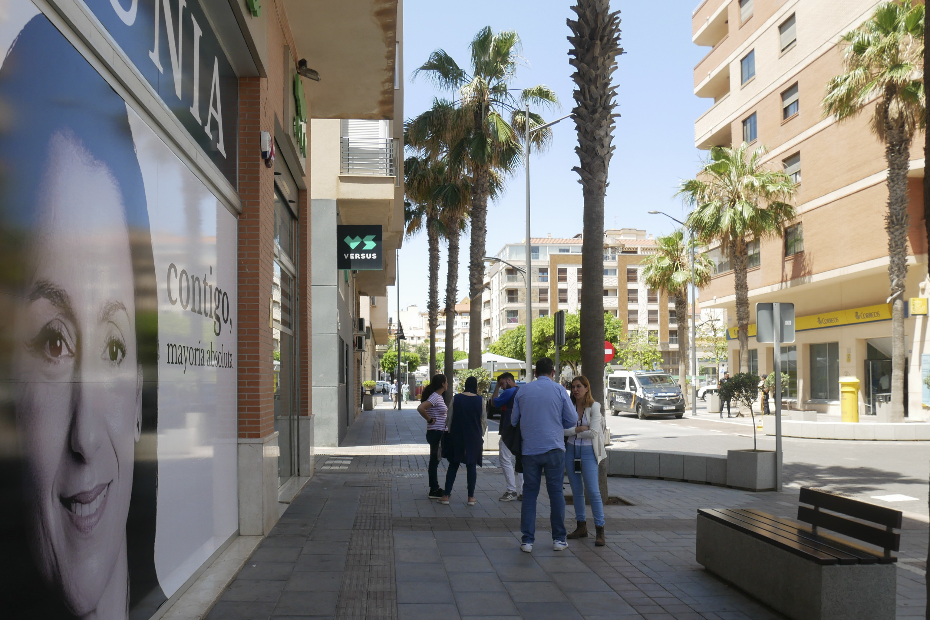 Oficina de Correos en Melilla, frente a una sede de CpM.