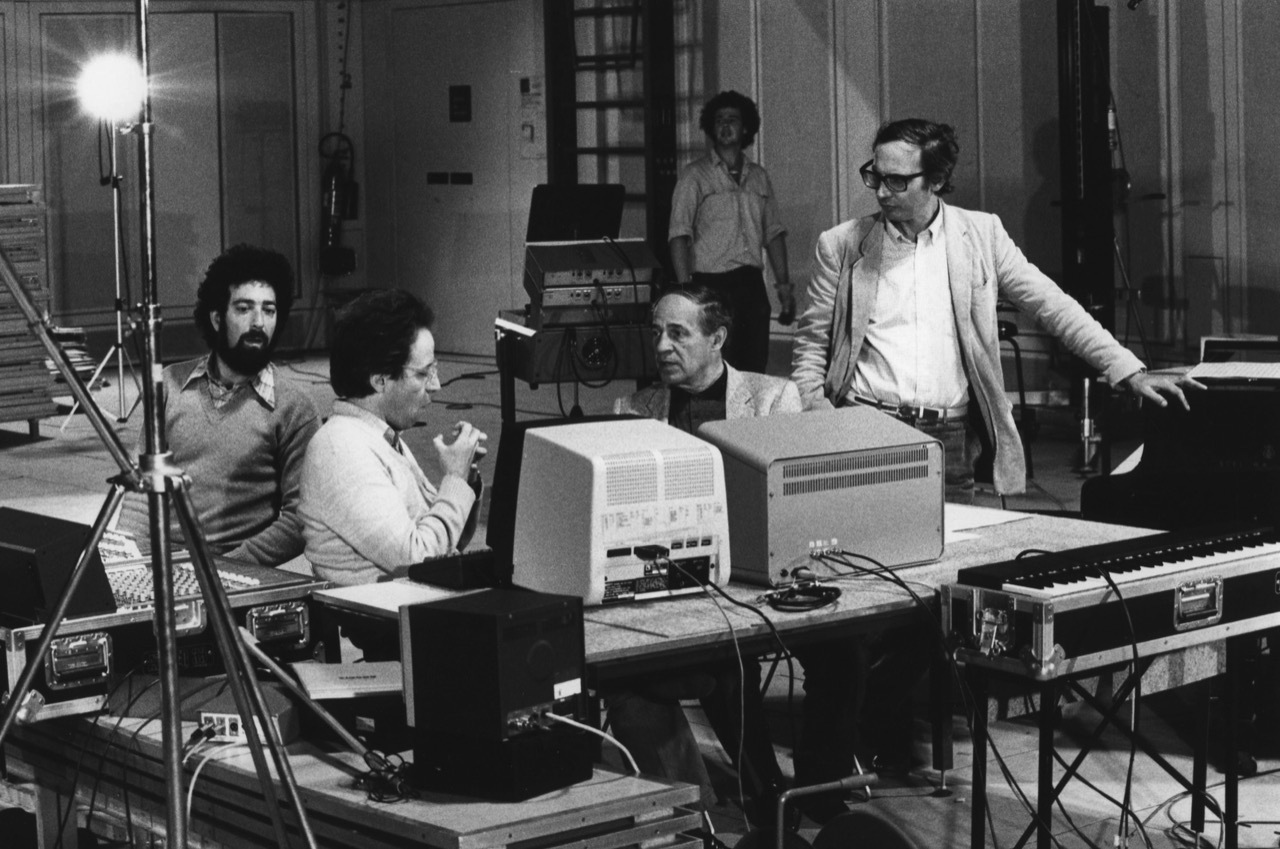 Didier Arditti, AndrewGerzso, Pierre Boulezy Giuseppe di Giugno (de izquierda a derecha) trabajando con el dispositivo electroacstico para 'Rpons' en el espacio de proyeccin del Ircam, en 1980.