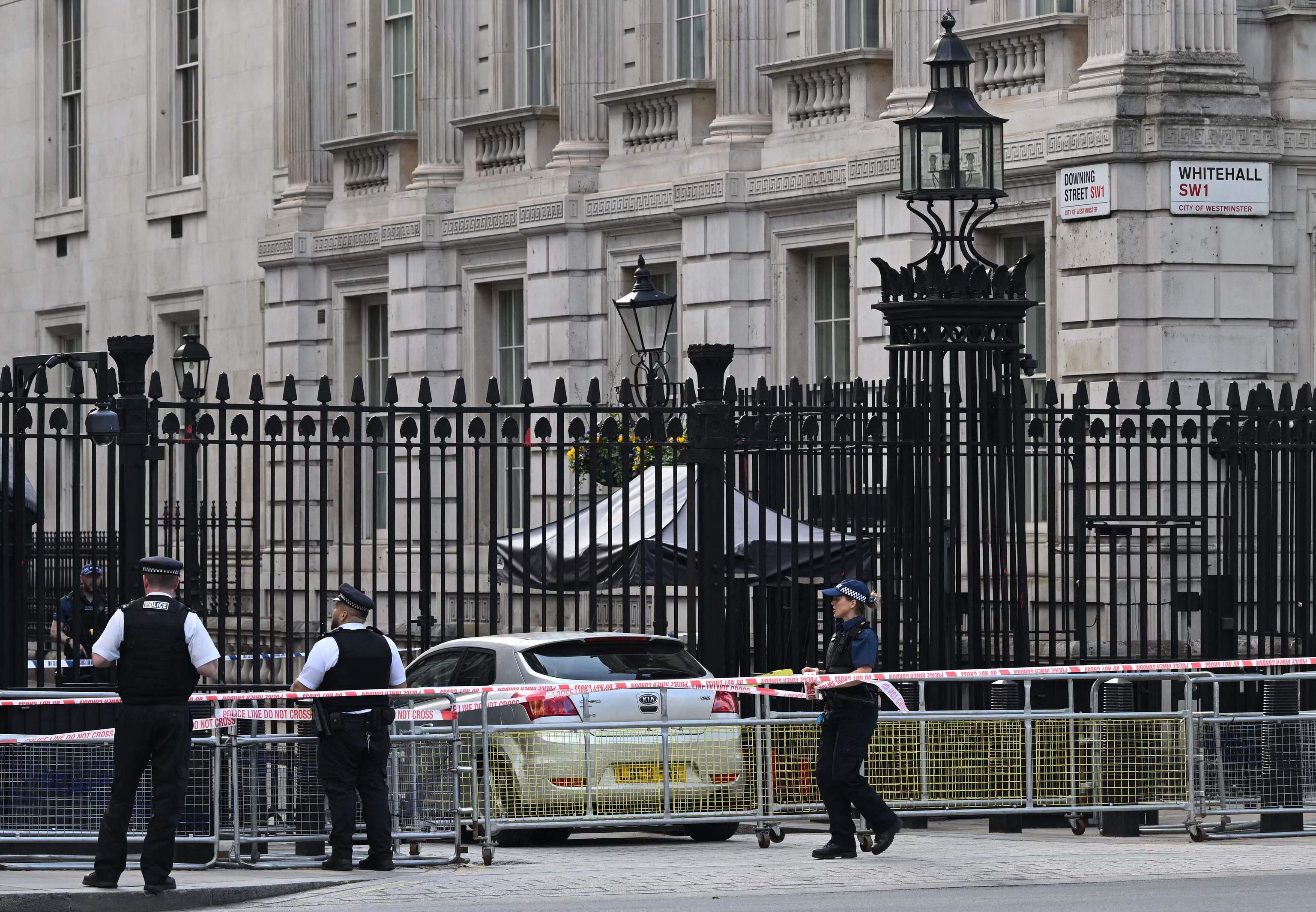 La policía acordona Downing Street, tras el incidente.