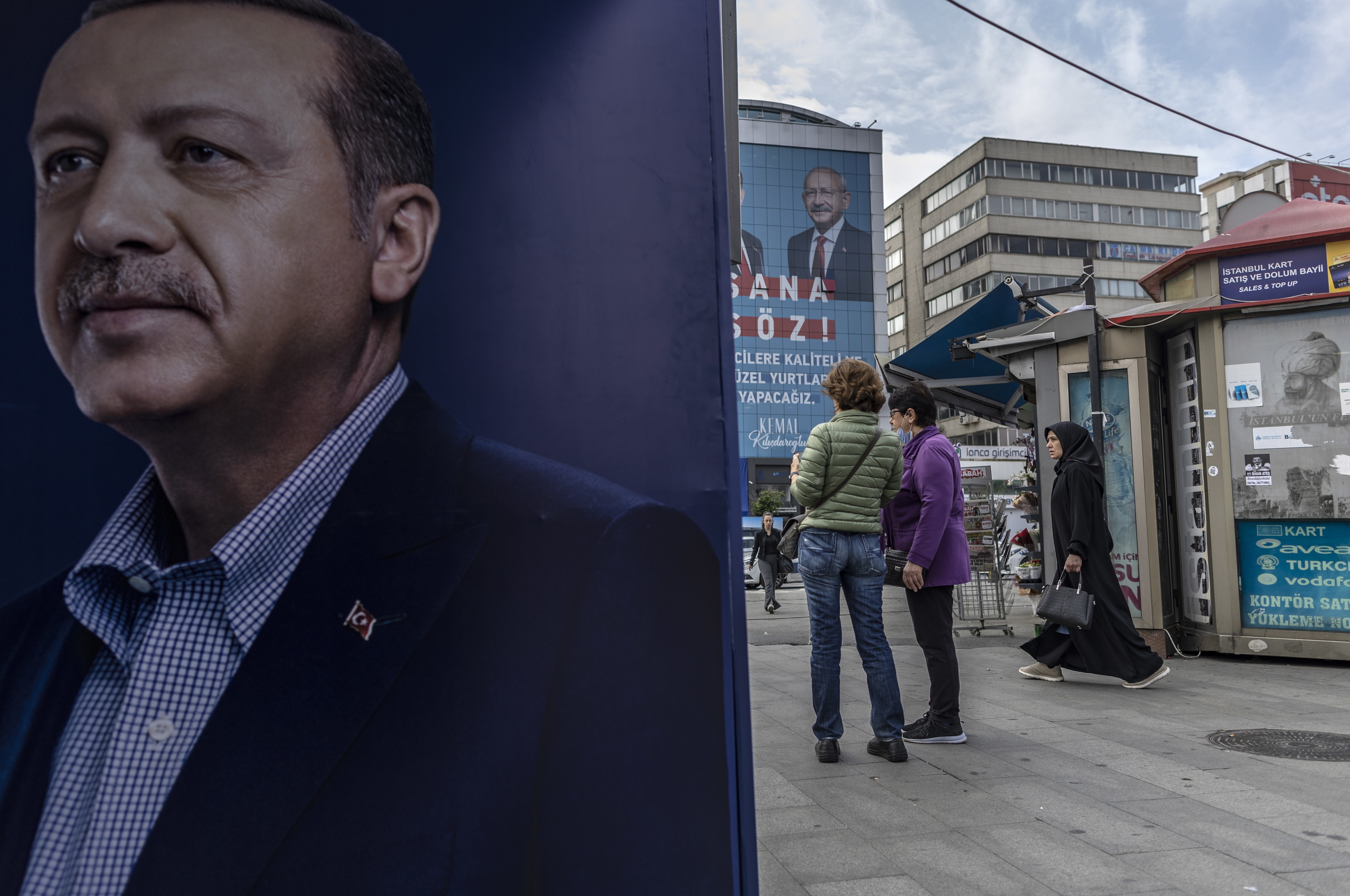 Un cartel de campaña de Erdogan y el de su rival, al fondo, en Estambul.