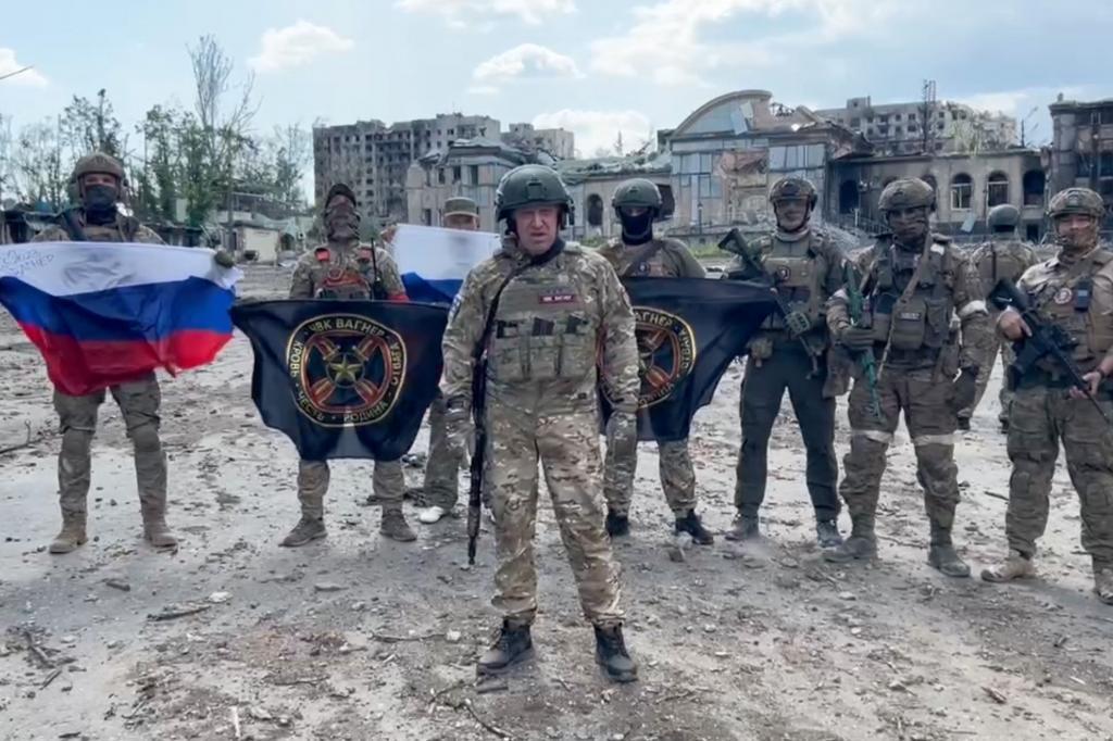 Fotograma del vídeo en el que Yevgeny Prigozhin y sus mercenarios anunciaron que habían tomado Bajmut.