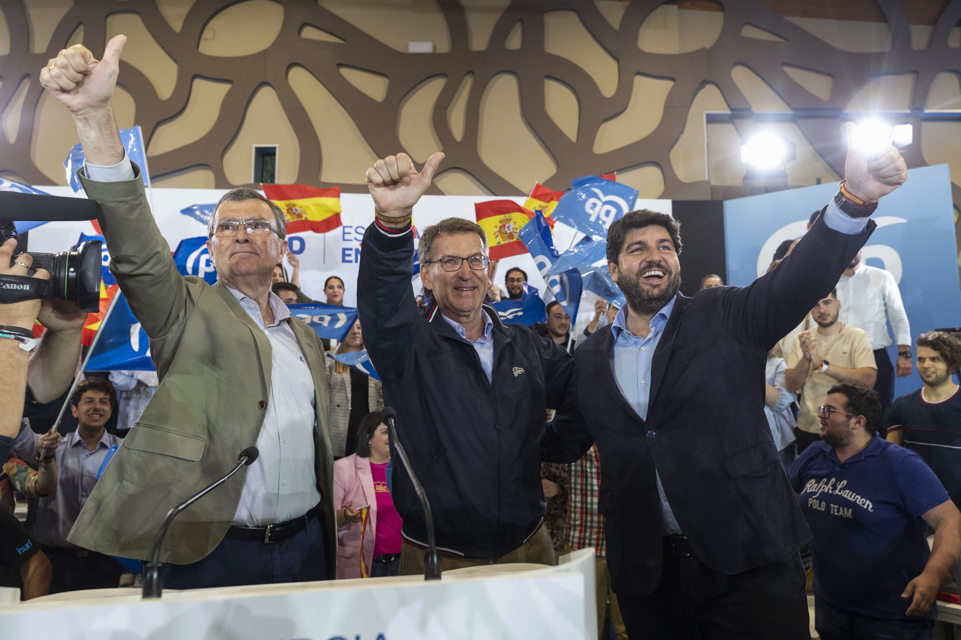 Alberto Núñez Feijóo, junto a los candidatos a la Alcaldía de Murcia, José Ballesta, y a la Región, Fernando López Miras.