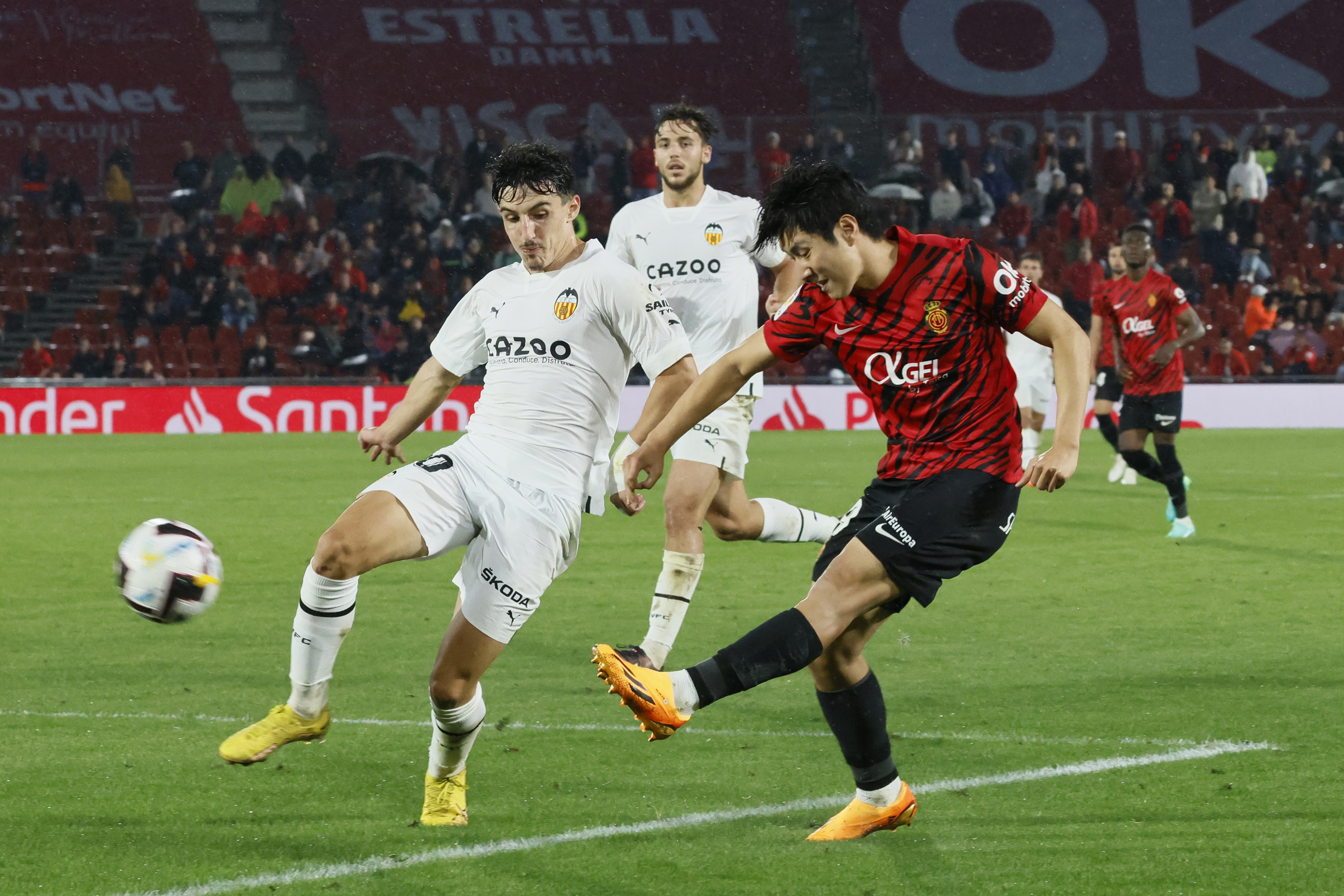 Kang In centra ante la persecución de Diego López en la jugada del gol.