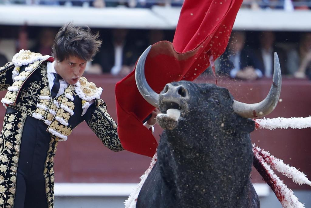 Roca, presa del 'bullying', no exhibe el bastón de Rey en Madrid