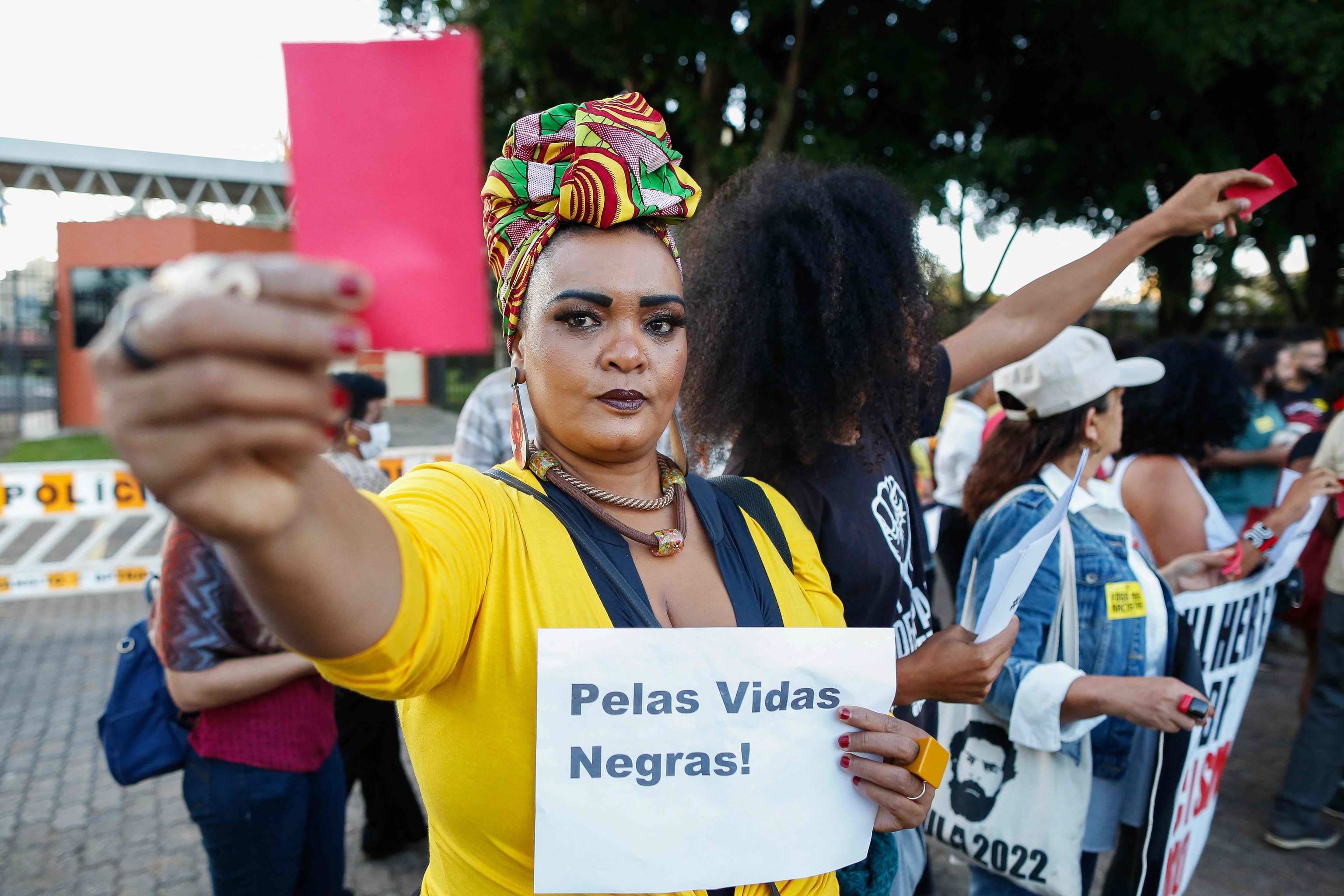 Algunos de los manifestantes frente a la embajada de España en Brasilia.