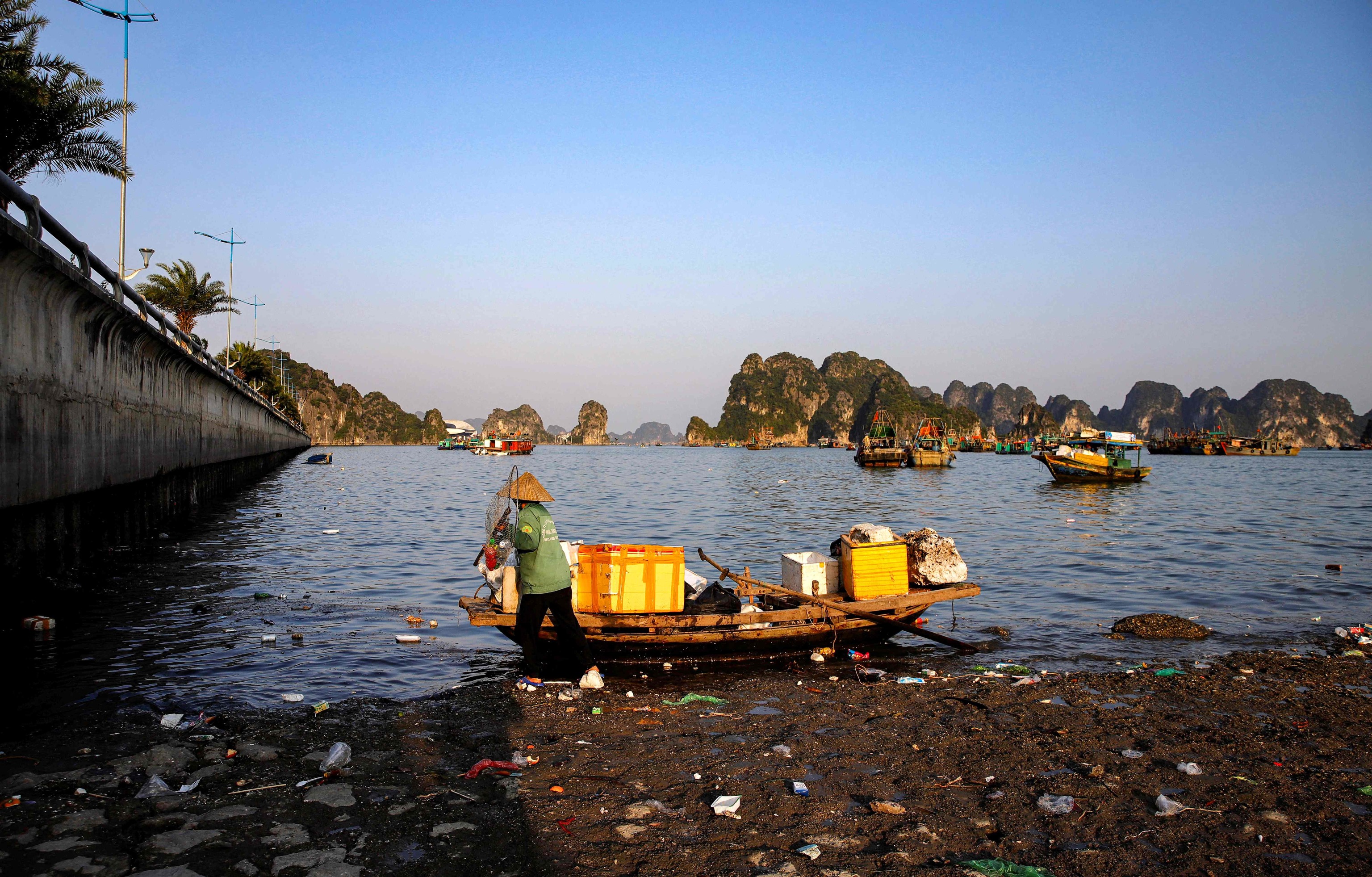 Playa afectada por la basura en la baha de Ha Long, Vietnam