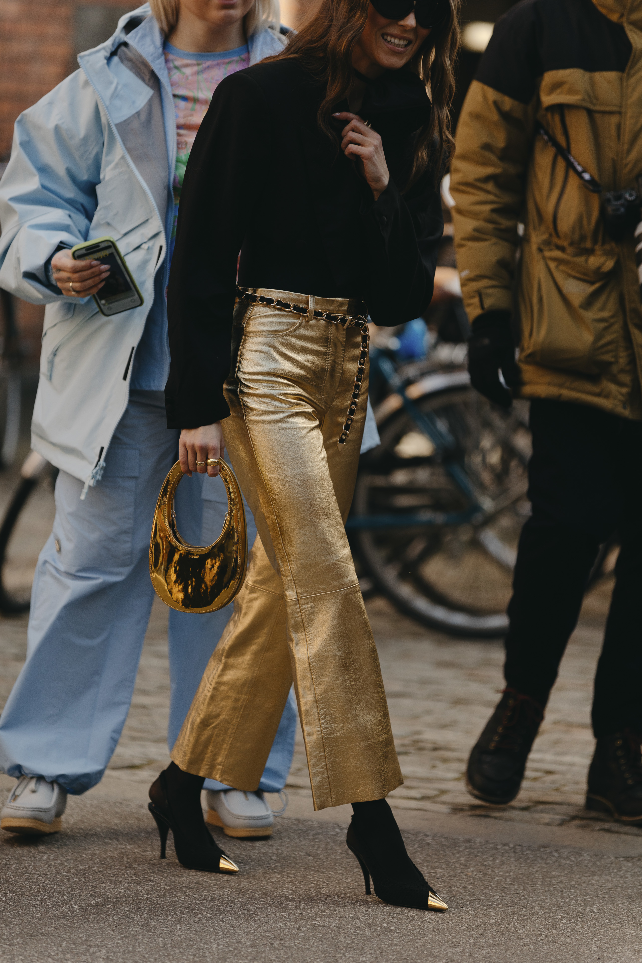 Pantalones dorados, los favoritos de las prescriptoras de moda que arrasan en el street style