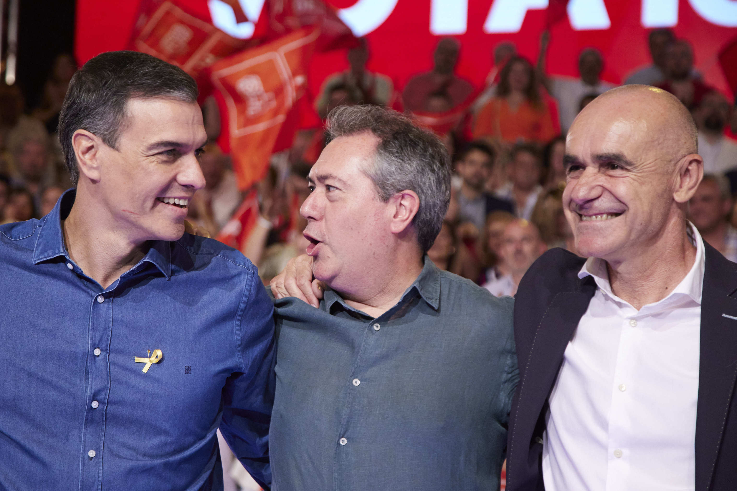 Pedro Snchez, en un acto electoral junto a Juan Espadas y el alcalde de Sevilla y candidato, Antonio Muoz.