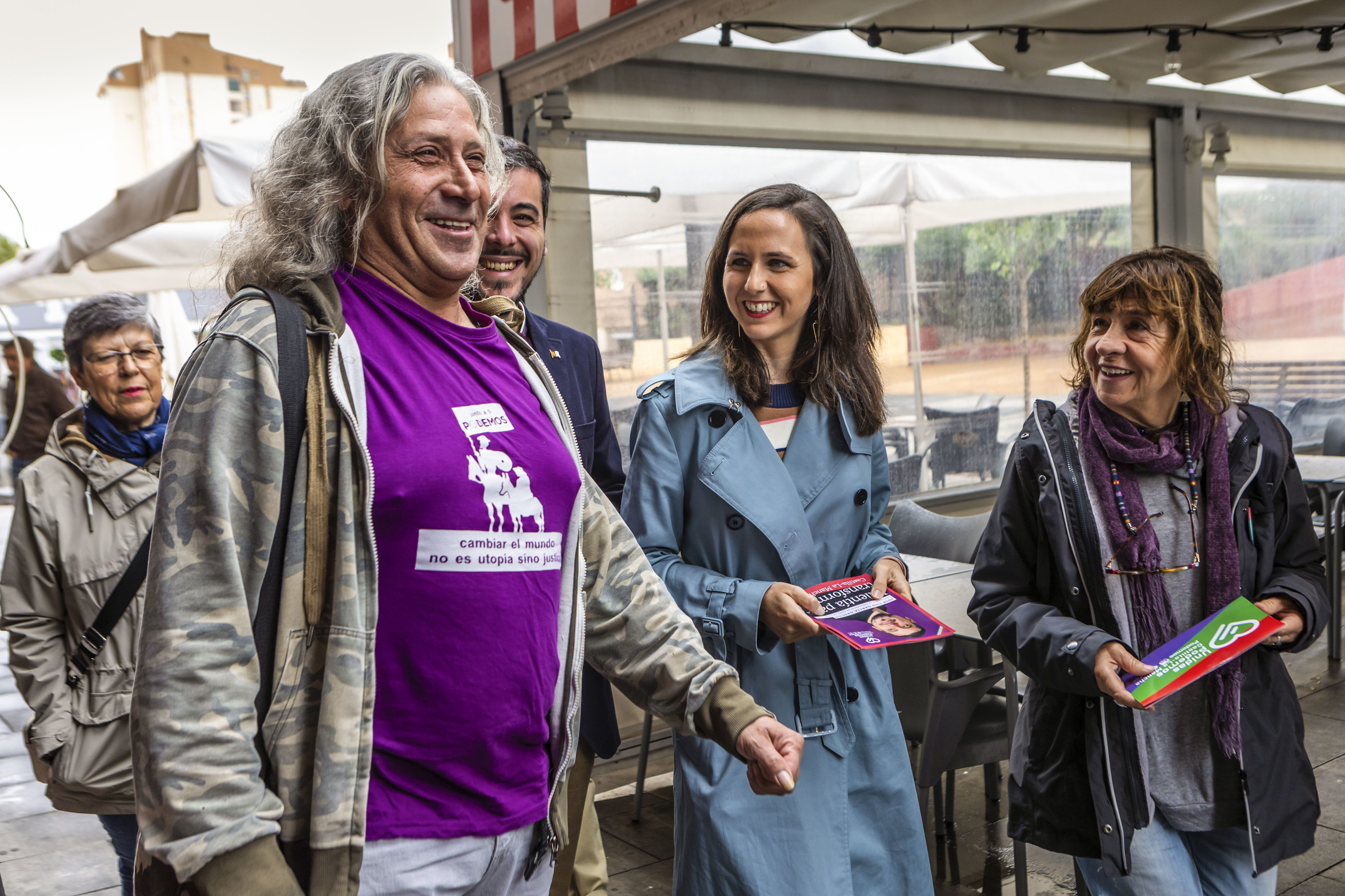 Ione Belarra, de paseo en Toledo con miembros de Podemos.