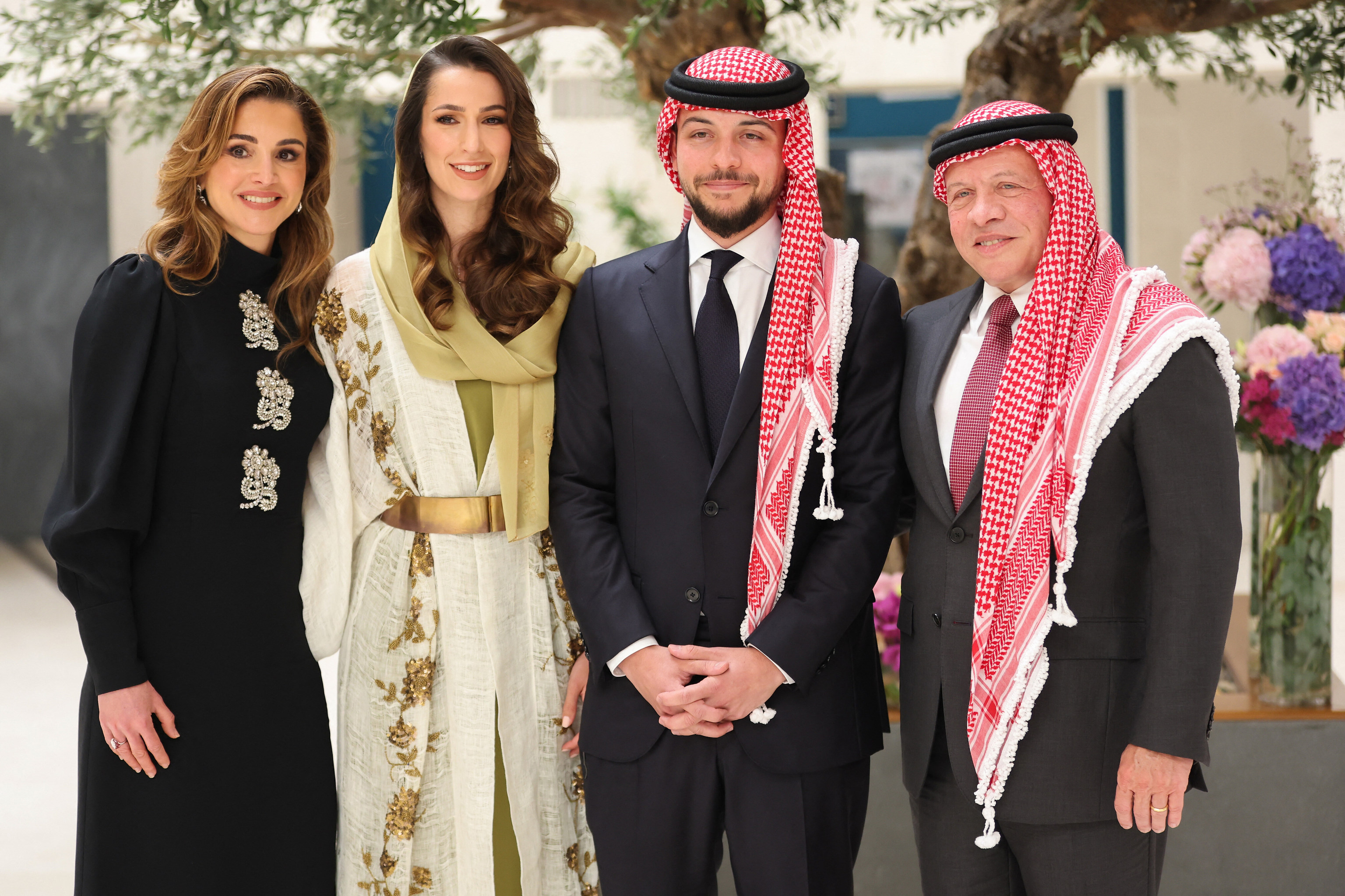 El Rey Abdal junto a su esposa Rania, su hijo Hussein y su nuera, Rajtwa Al Saif