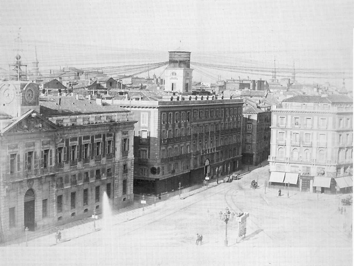 Imagen antigua de la histórica Puerta del Sol.