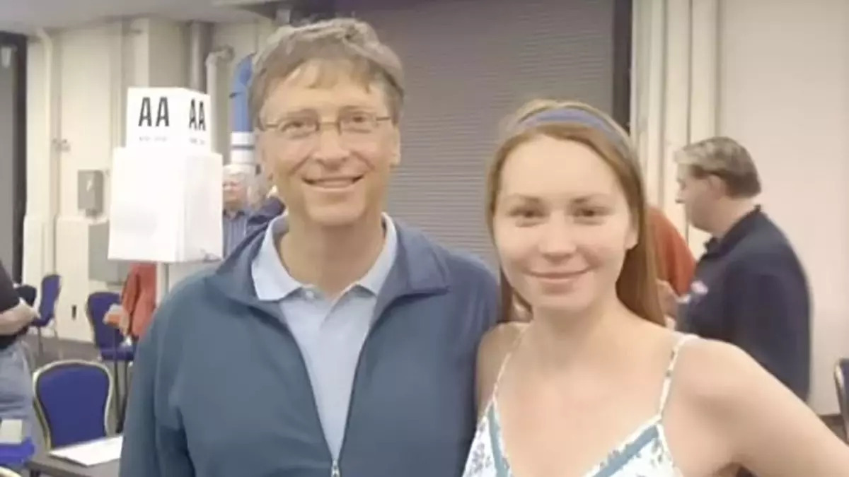Bill Gates junto a la joven rusa Mila Antonova